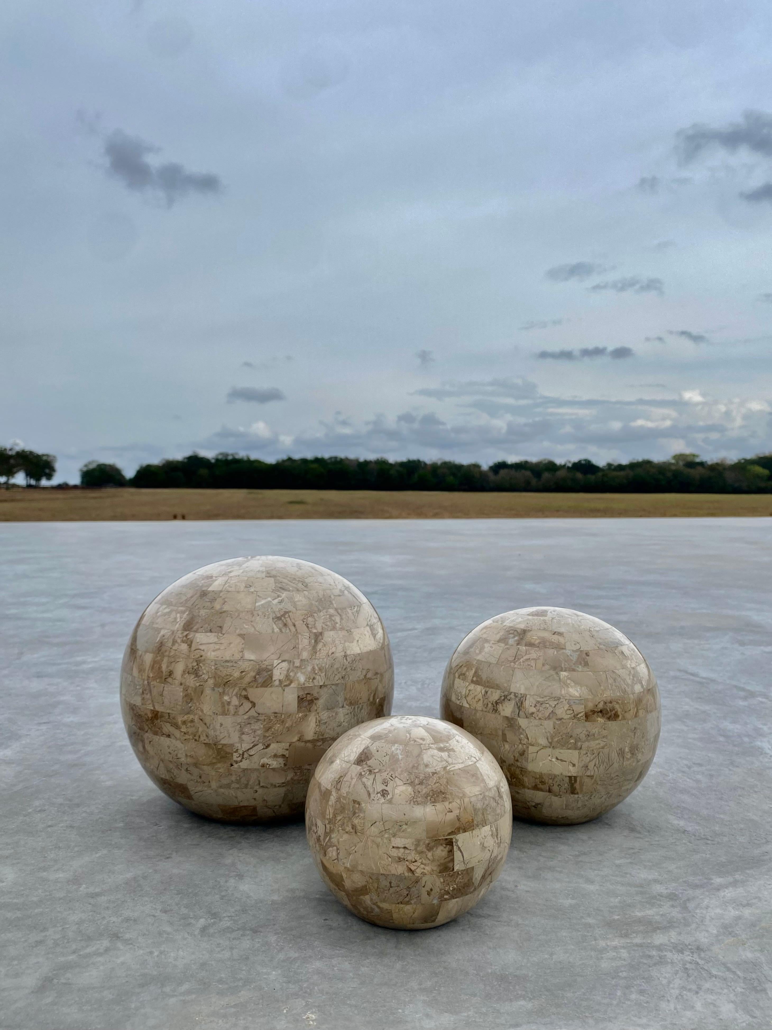 Juego de 3 esferas de mármol teselado Maitland Smith siglo XX en venta