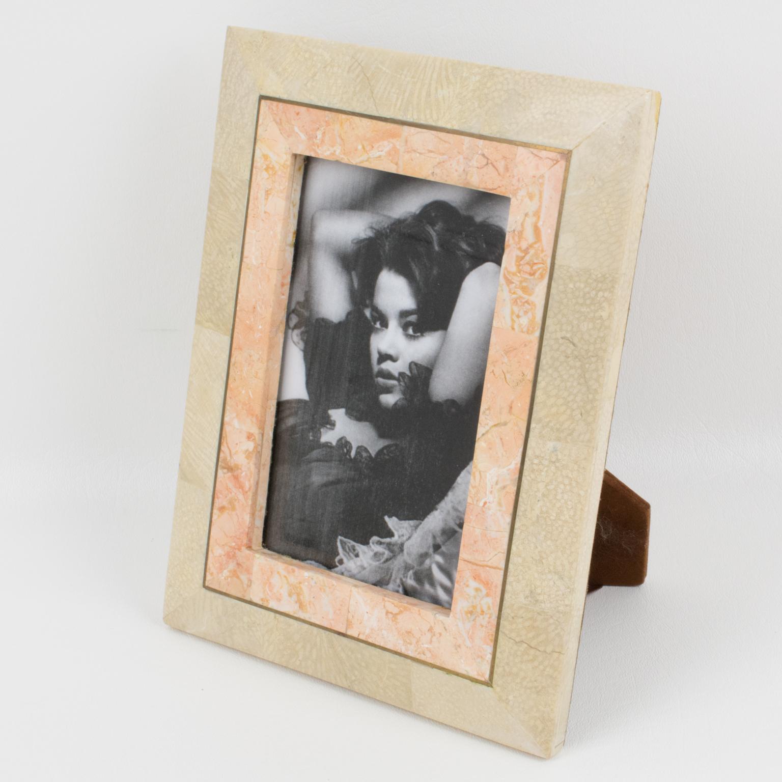 Maitland Smith ha progettato questa splendida cornice intarsiata. L'opera è stata sapientemente realizzata intorno al 1980 e realizzata in marmo, pietra e travertino tassellati. Il pezzo vanta colori rosa salmone chiaro e beige sabbia. Lo schienale