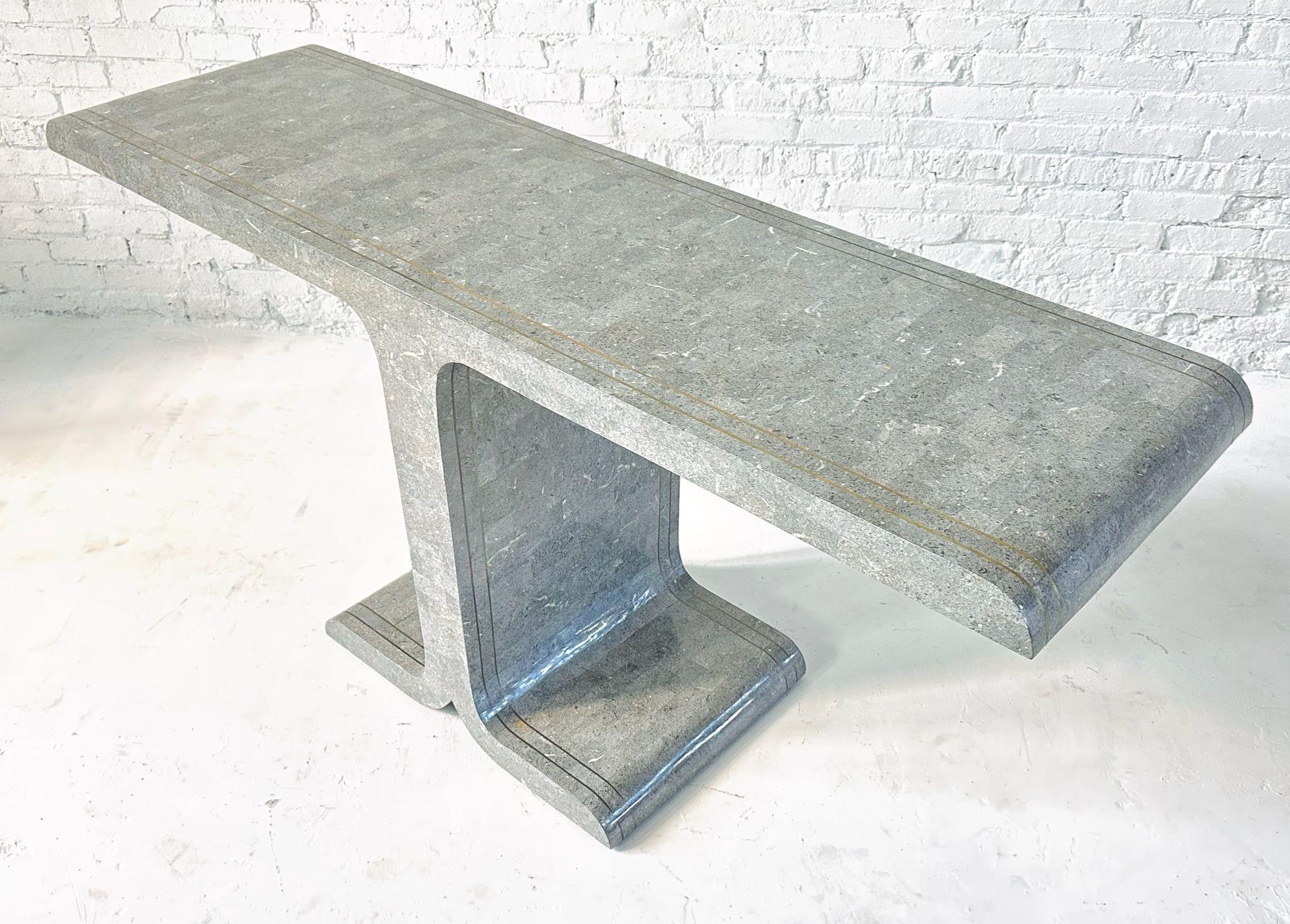 Maitland Smith Konsole aus mosaikartigem Marmor mit Messingintarsien, 1970er Jahre.  Großartiger Originalzustand.
Maße: 33