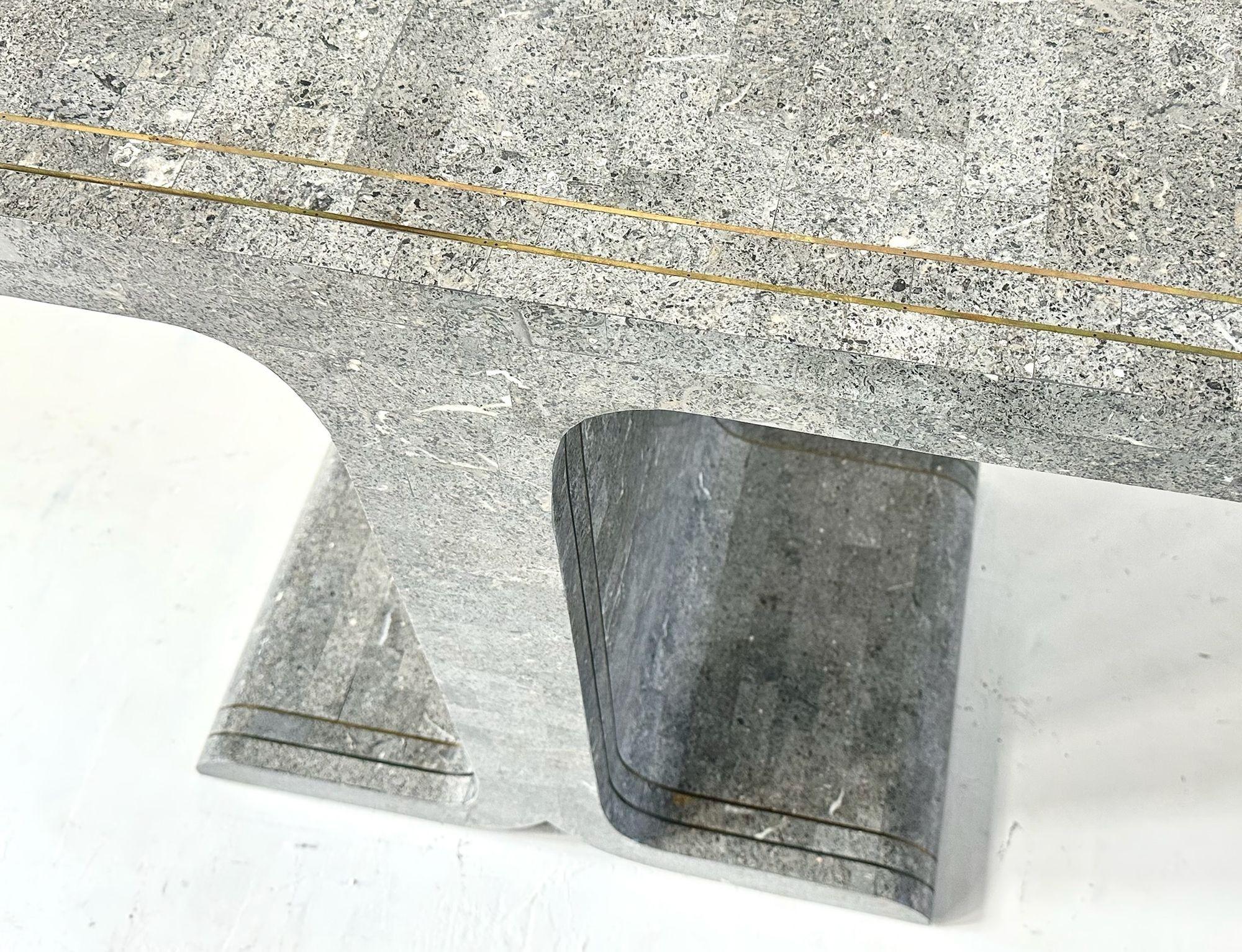 Maitland Smith Konsole aus Mosaikmarmor mit Messingintarsien, 1970 (Ende des 20. Jahrhunderts) im Angebot