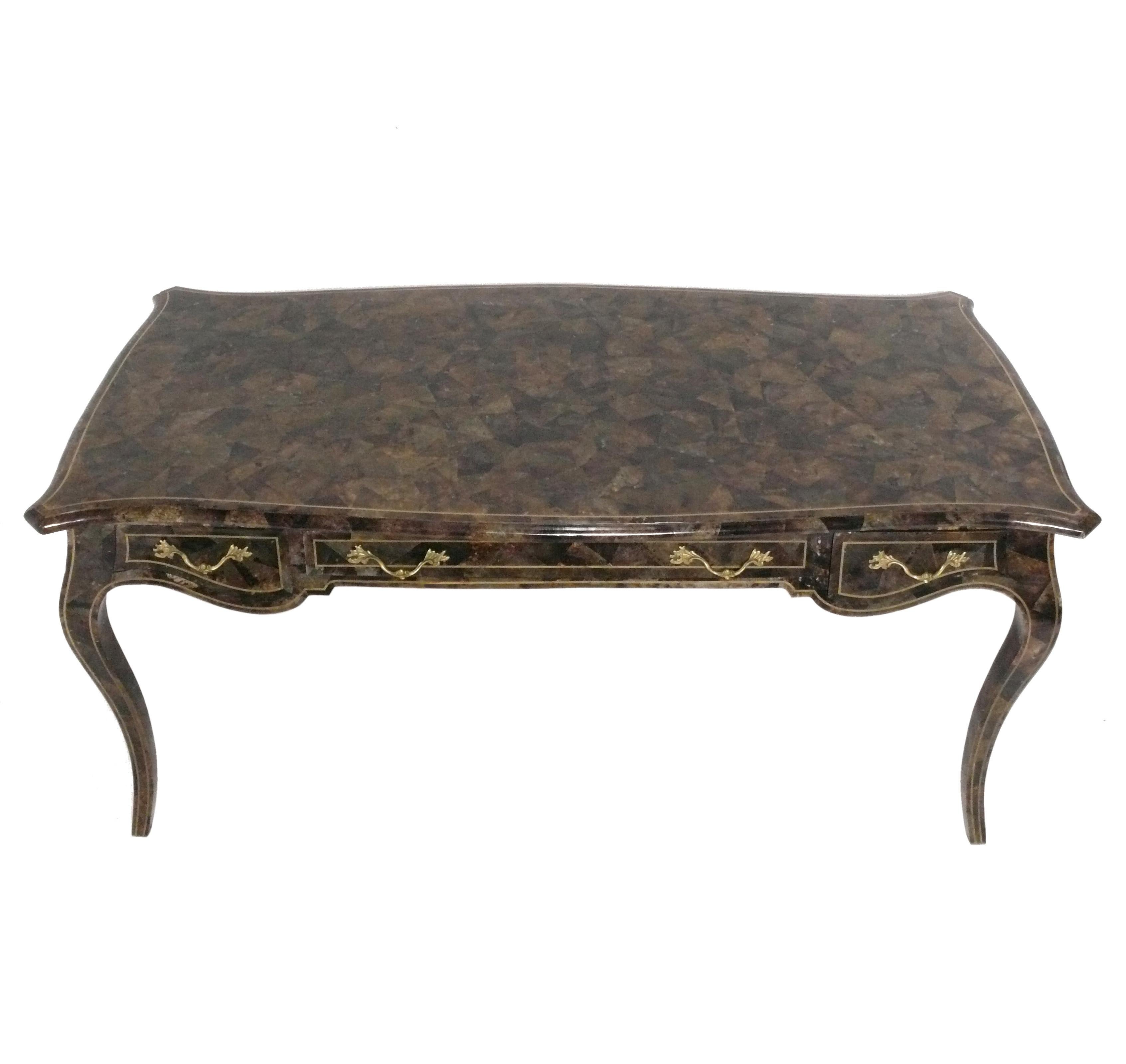 Eleganter Maitland Smith Tessellated Penshell Desk oder Bureau Plat, amerikanisch, ca. 1970er Jahre. Ausgeführt im Stil von Louis IV mit glamourös geschwungenen Beinen. Er ist auf der Rückseite wie ein Partnerschreibtisch verarbeitet, so dass er in
