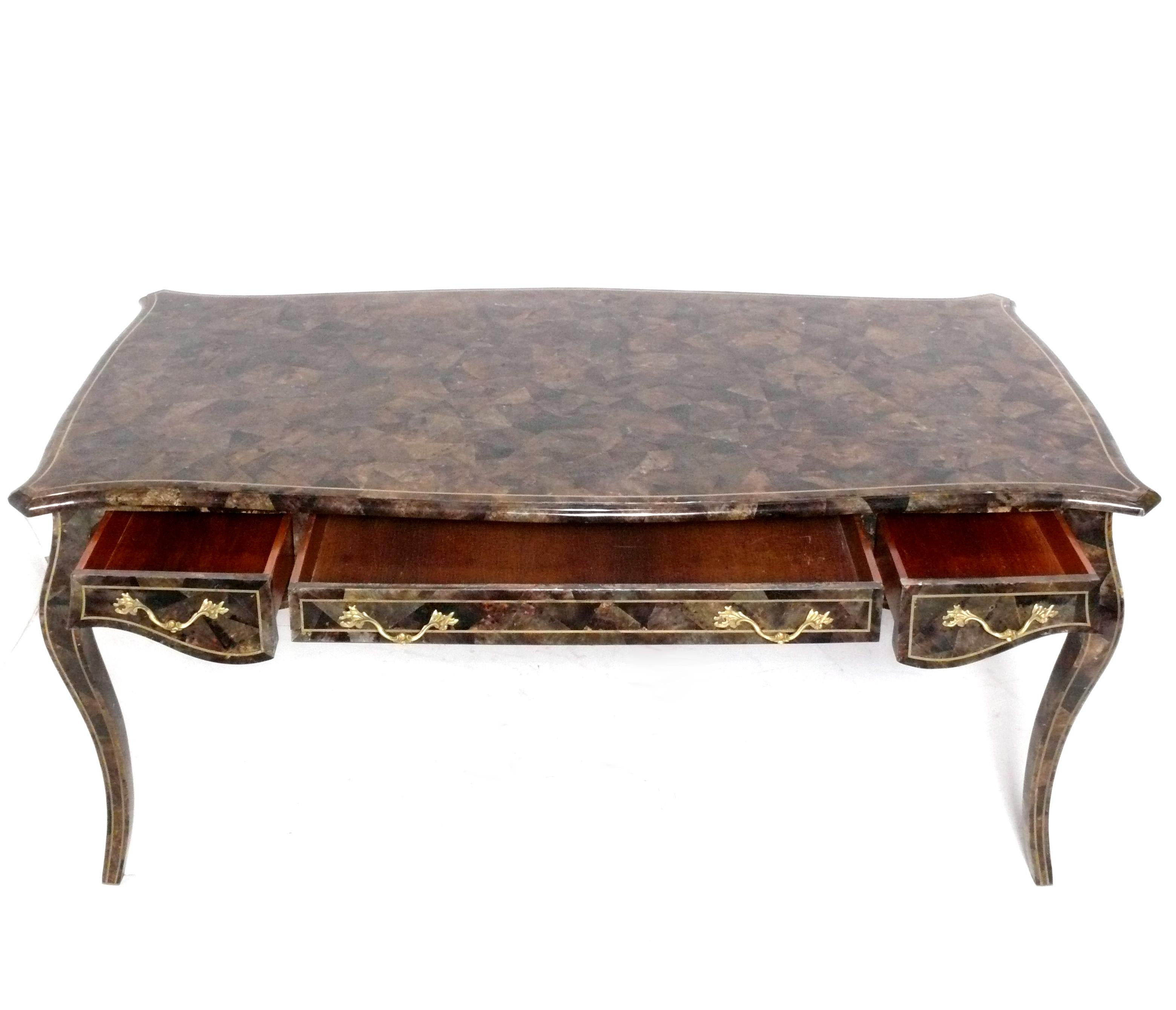 Maitland Smith Tessellated Penshell Schreibtisch oder Bureau Plat Louis IV Stil (amerikanisch) im Angebot