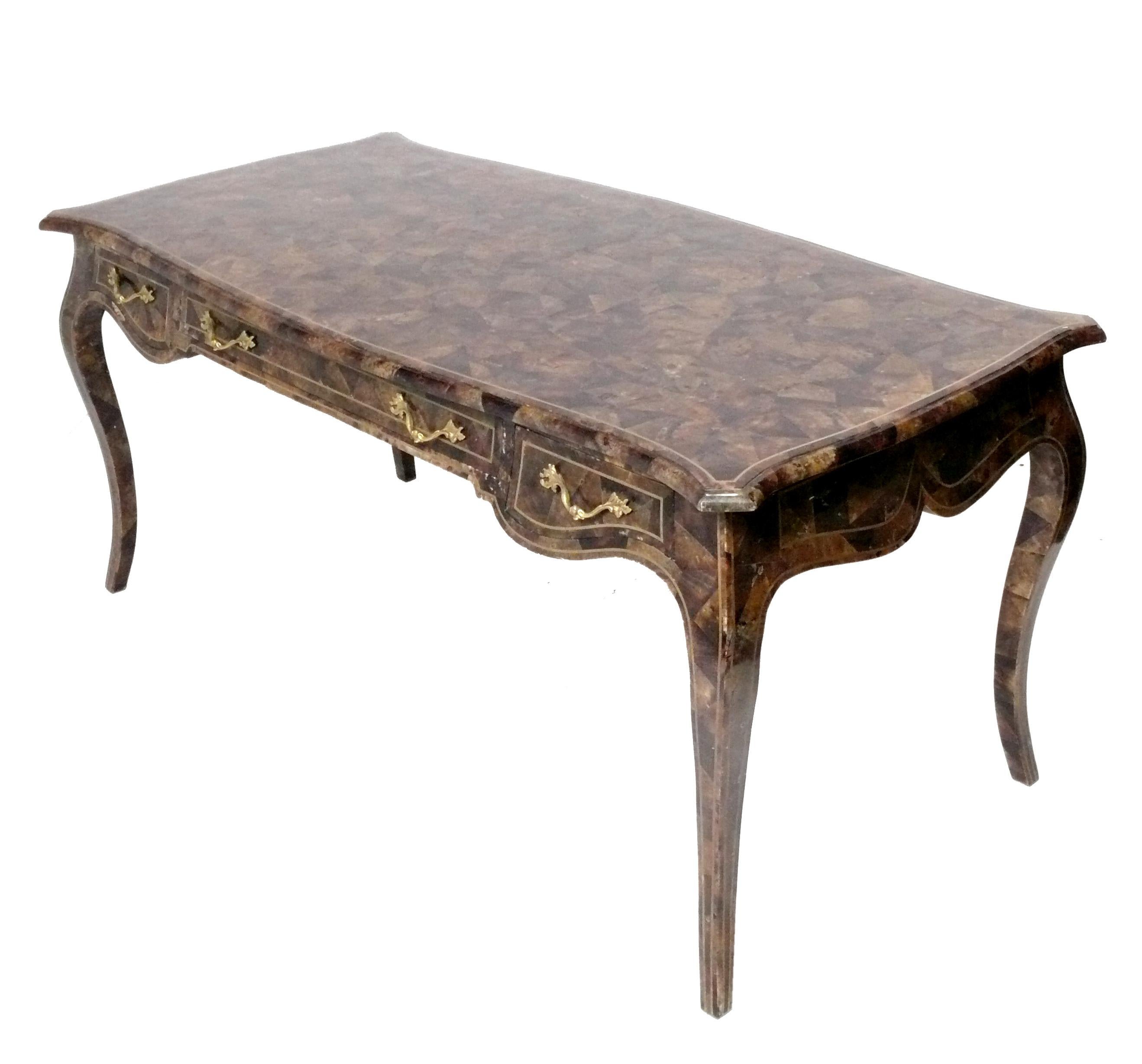 Maitland Smith Tessellated Penshell Schreibtisch oder Bureau Plat Louis IV Stil im Zustand „Gut“ im Angebot in Atlanta, GA