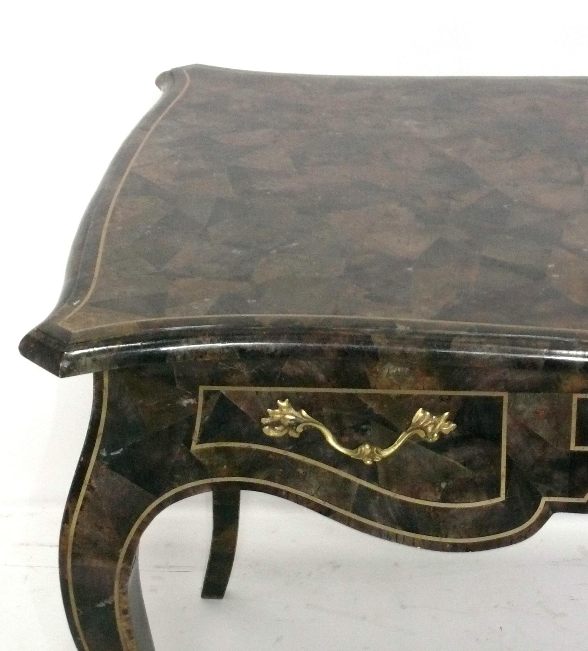 Maitland Smith Tessellated Penshell Schreibtisch oder Bureau Plat Louis IV Stil (Messing) im Angebot