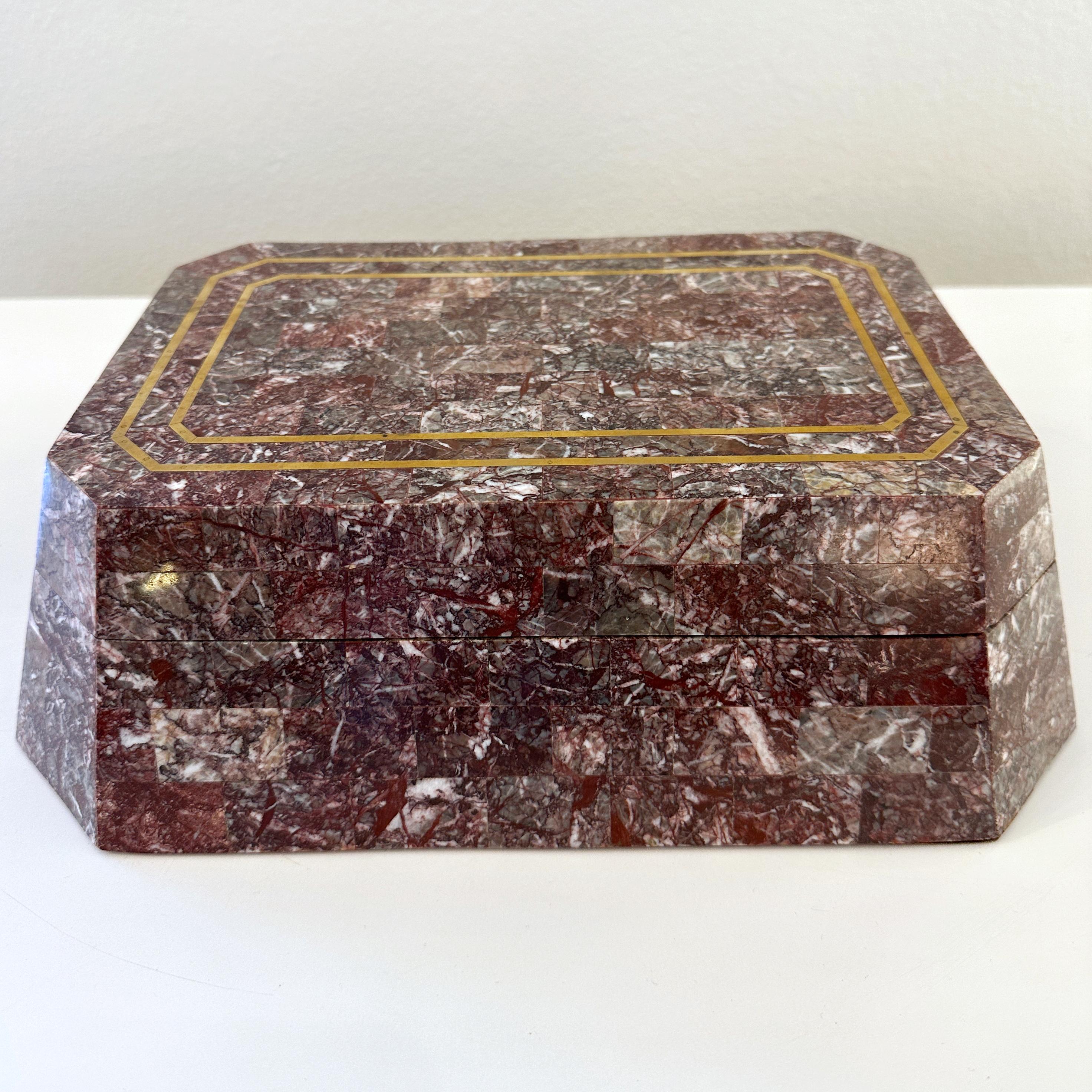 Exquise boîte en marbre Rosso Levanto tessellé de Maitland Smith, vers les années 1990. 

Cette boîte octogonale à faces inclinées est revêtue d'un magnifique marbre rosso levanto tesselé et rehaussé d'une incrustation de laiton sur le dessus du