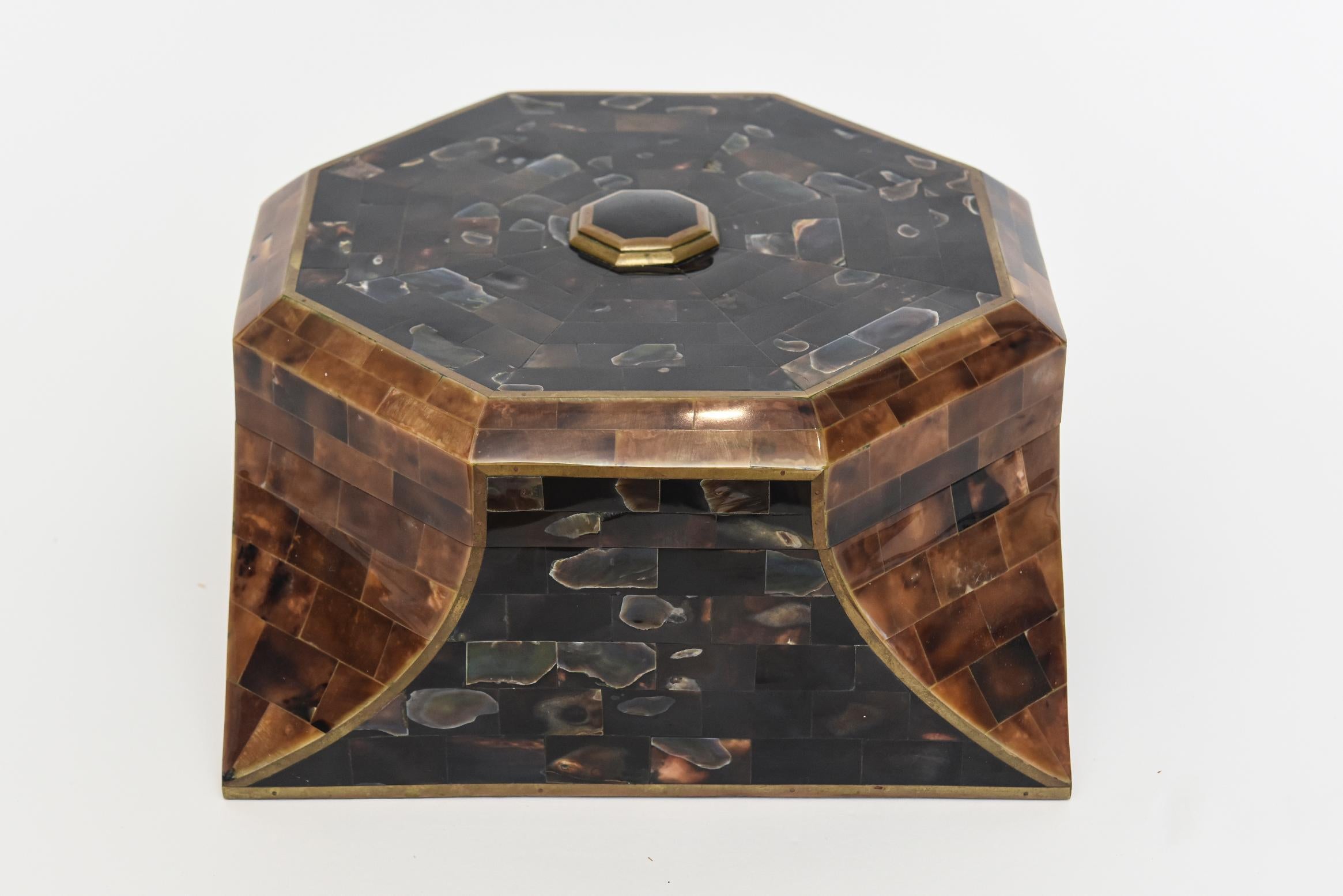 Maitland Smith Horn, Abalone and Wood Hinged Octagonal Box Vintage For Sale 4