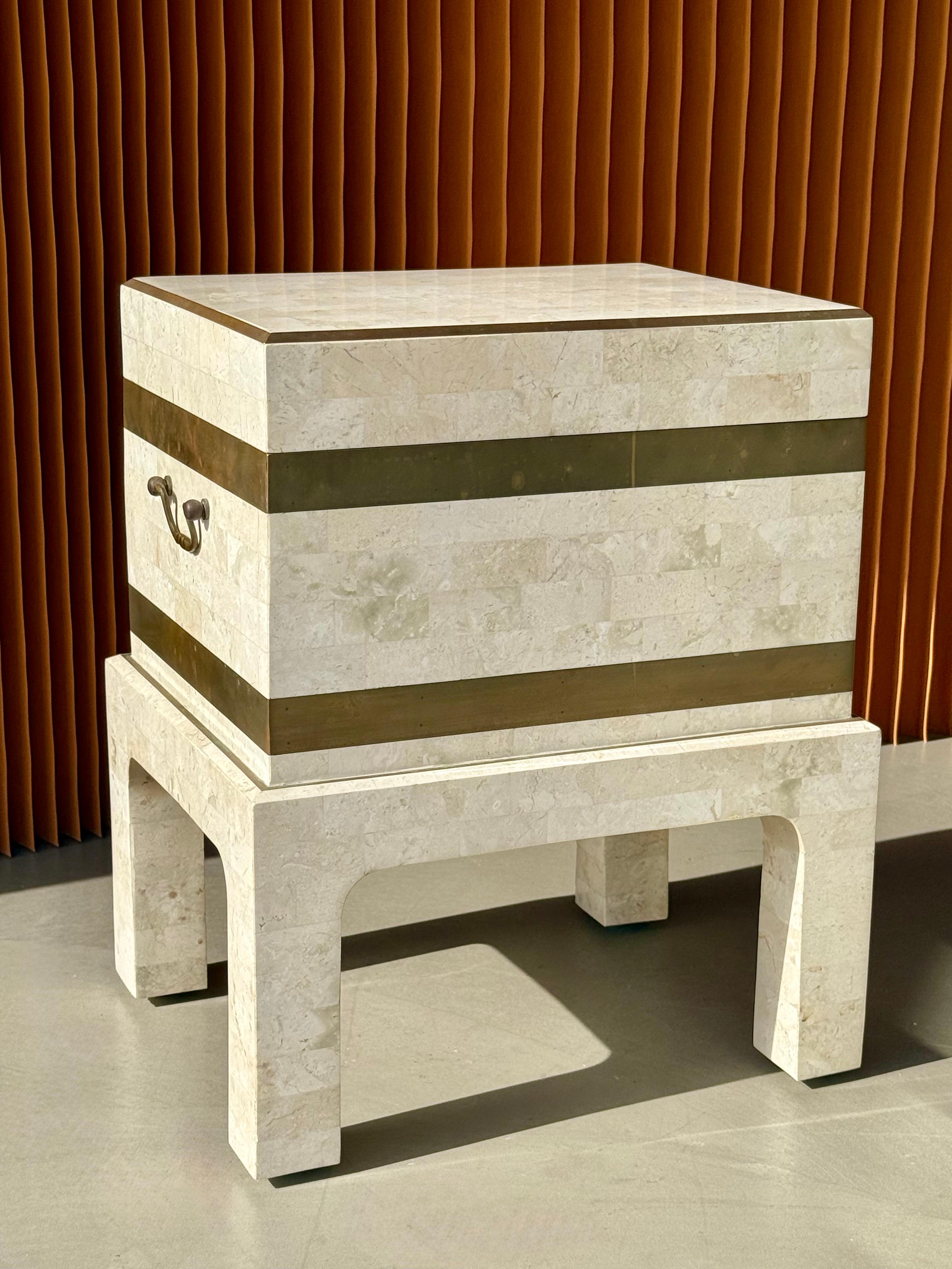 Hollywood Regency Cassapanca in ottone e pietra tessellata di Maitland Smith in vendita