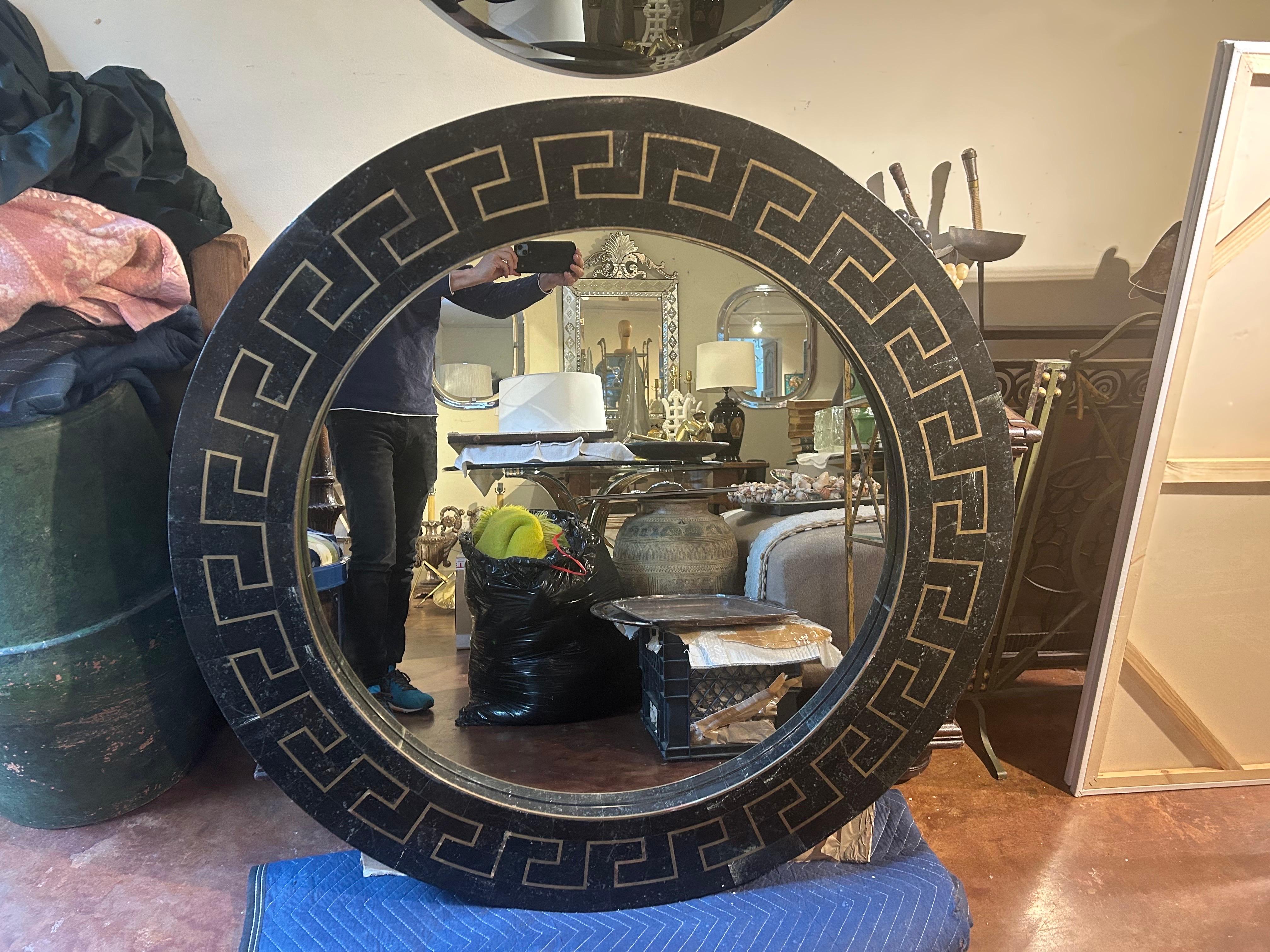 Specchio Maitland Smith in marmo tessellato e ottone.
In offerta c'è un bellissimo specchio rotondo in marmo tessellato nero di grandi dimensioni (45 pollici) con un intarsio di chiavi greche in ottone lungo tutto il perimetro.
Questo versatile