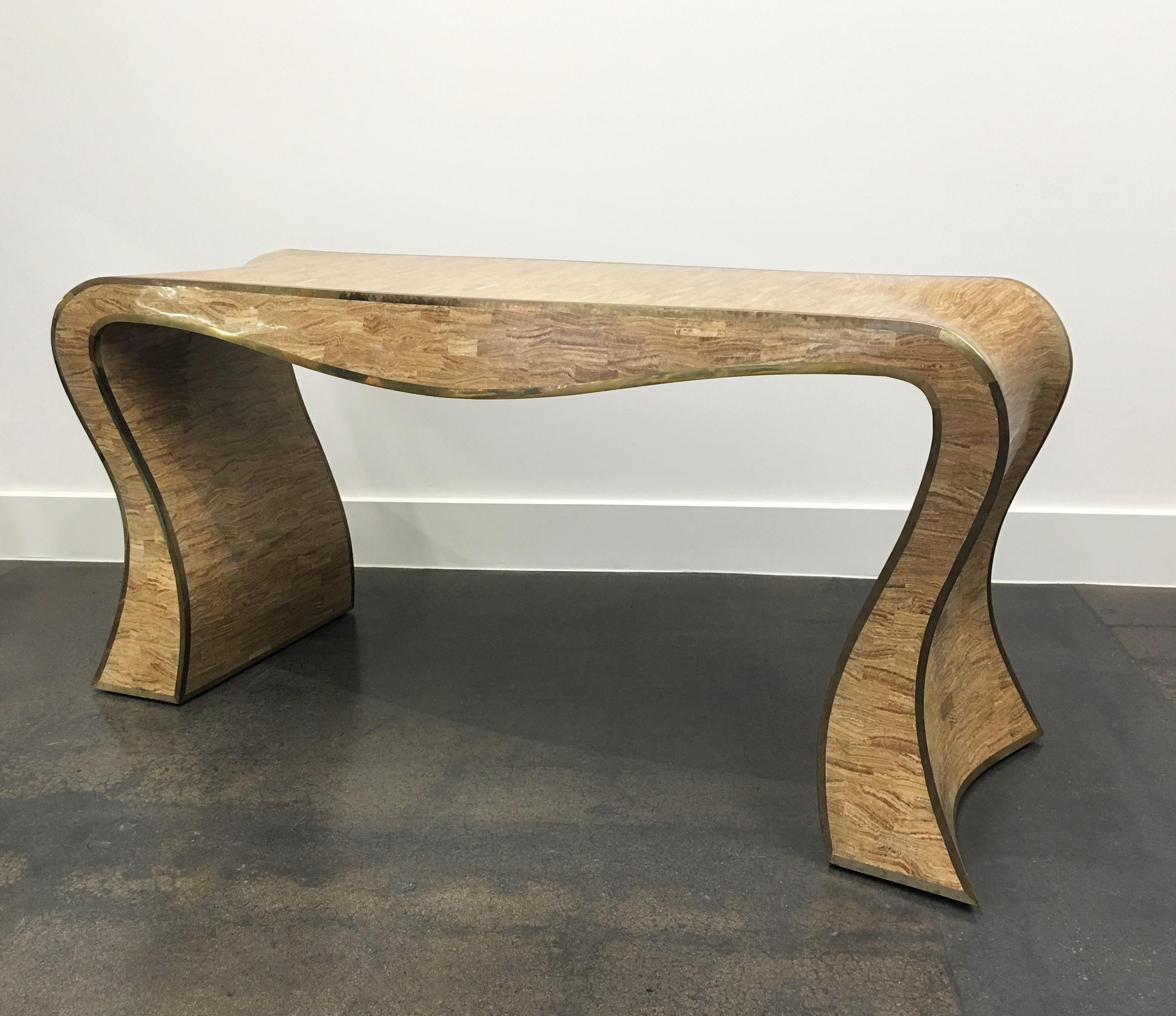 Mid-Century Modern Table console sculpturale en pierre tessellée et garniture en laiton de Maitland-Smith en vente