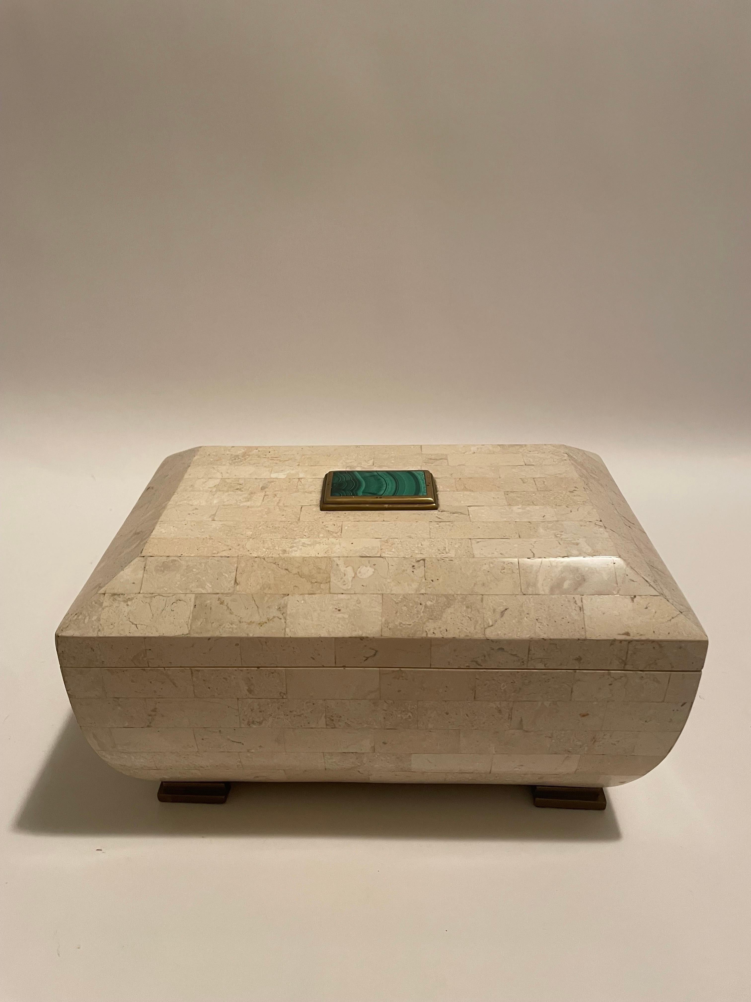Voici une superbe boîte en pierre tessellée de Maitland Smith avec une pierre de malachite verte sur le dessus et des pieds en laiton. 
La boîte est en excellent état et ferait un bel ajout à n'importe quelle maison. 