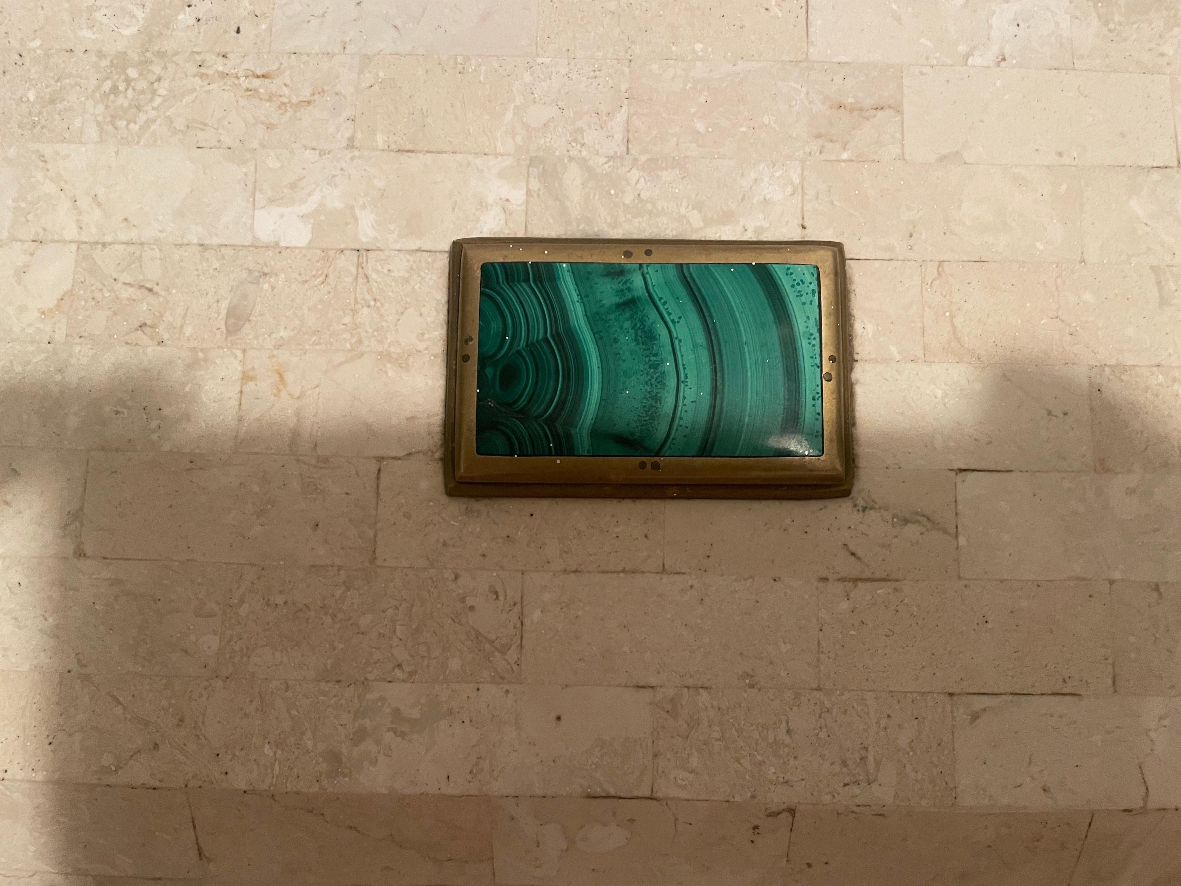 Nord-américain Boîte en pierre taillée Maitland Smith avec pierre de malachite verte sur le dessus  en vente