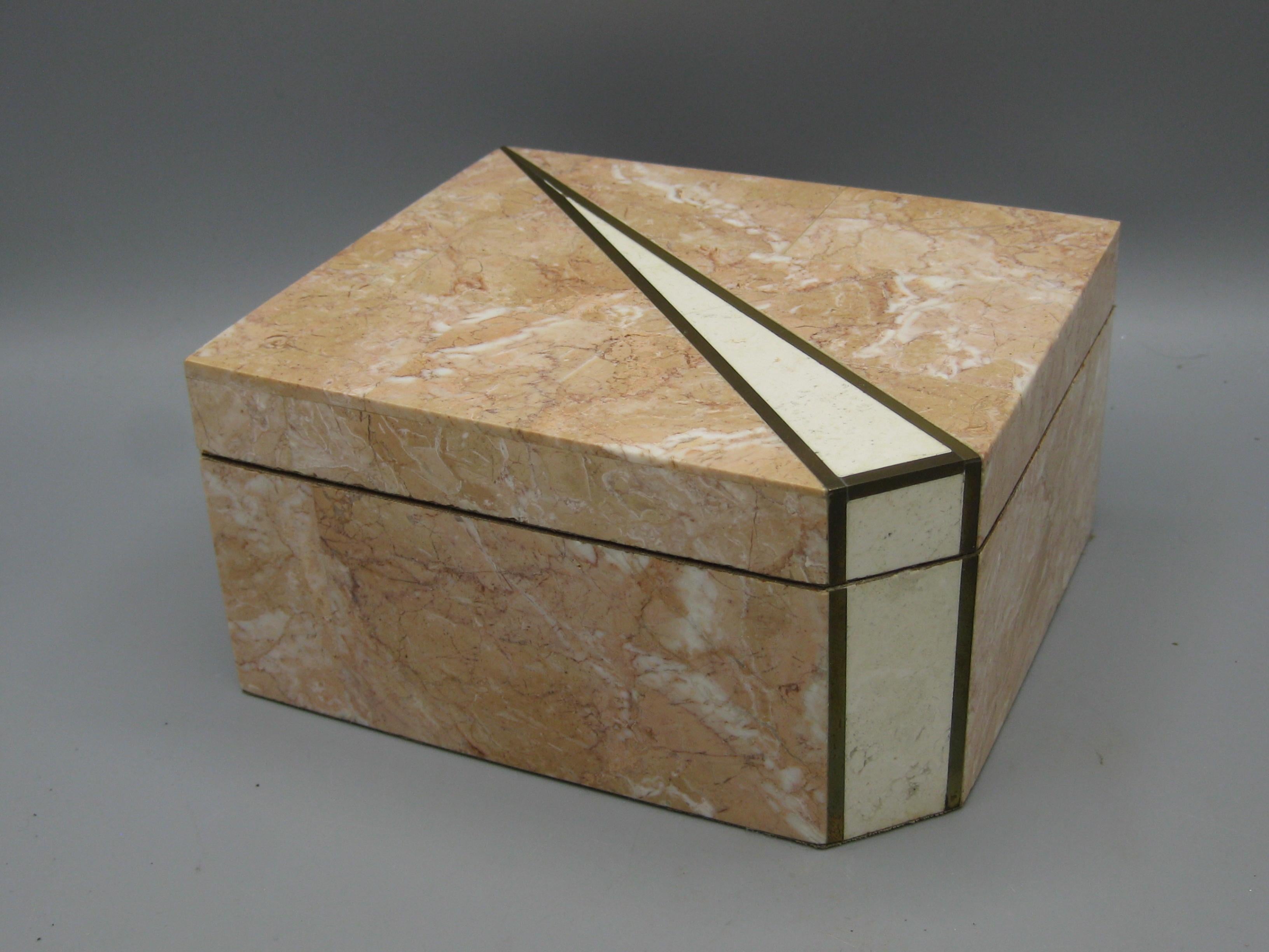 Caja decorativa de alijo Maitland Smith de piedra teselada y latón del Renacimiento Art Decó Estadounidense en venta