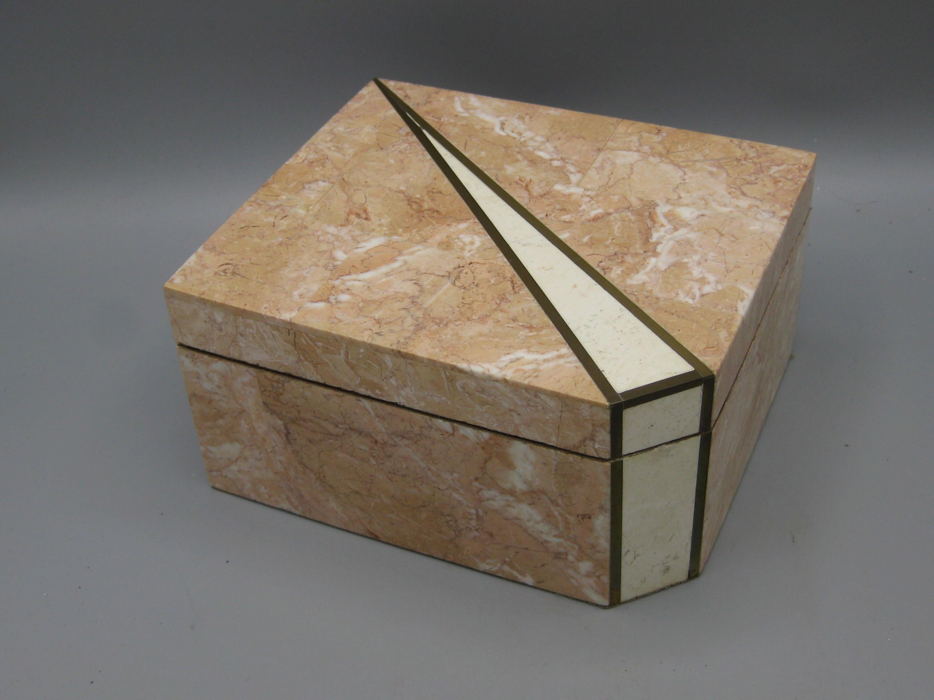 Caja decorativa de alijo Maitland Smith de piedra teselada y latón del Renacimiento Art Decó en Excelente estado para la venta en San Diego, CA