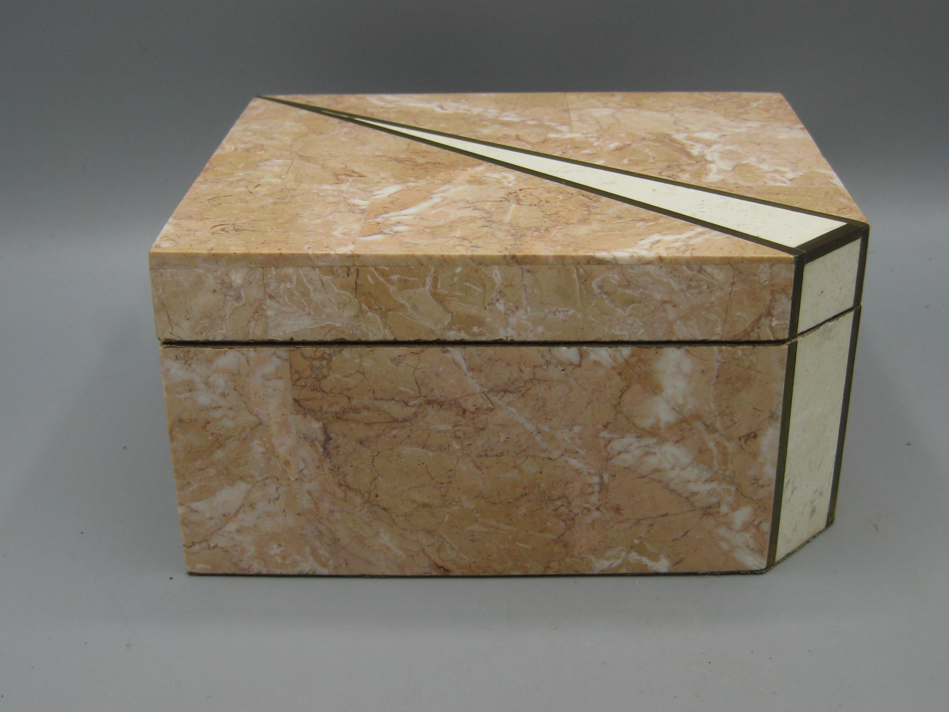 Caja decorativa de alijo Maitland Smith de piedra teselada y latón del Renacimiento Art Decó siglo XX en venta