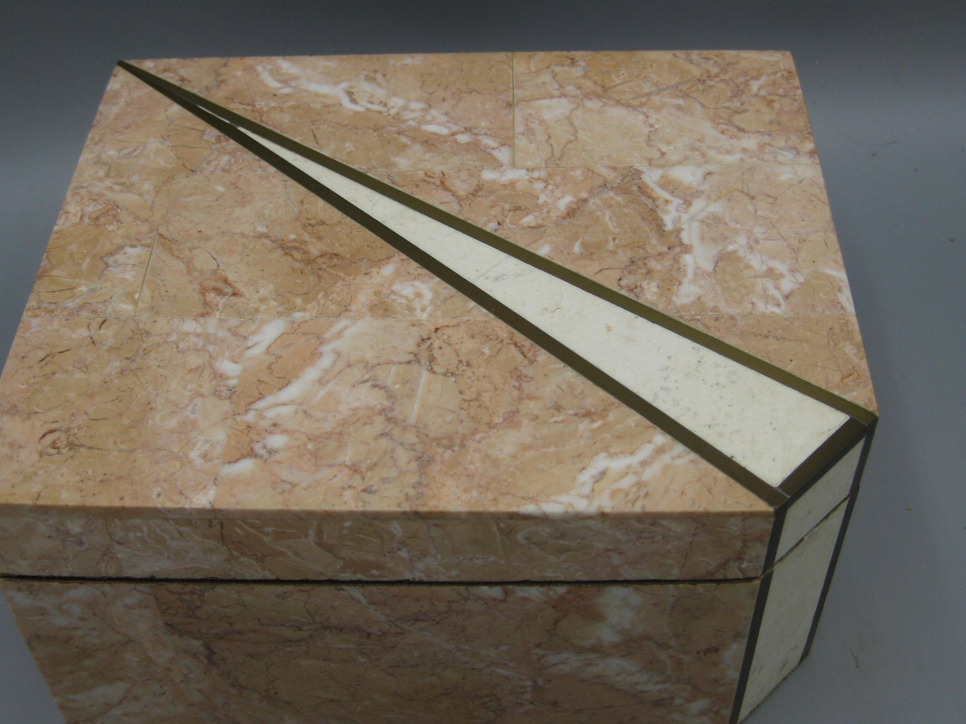 Caja decorativa de alijo Maitland Smith de piedra teselada y latón del Renacimiento Art Decó Piedra en venta