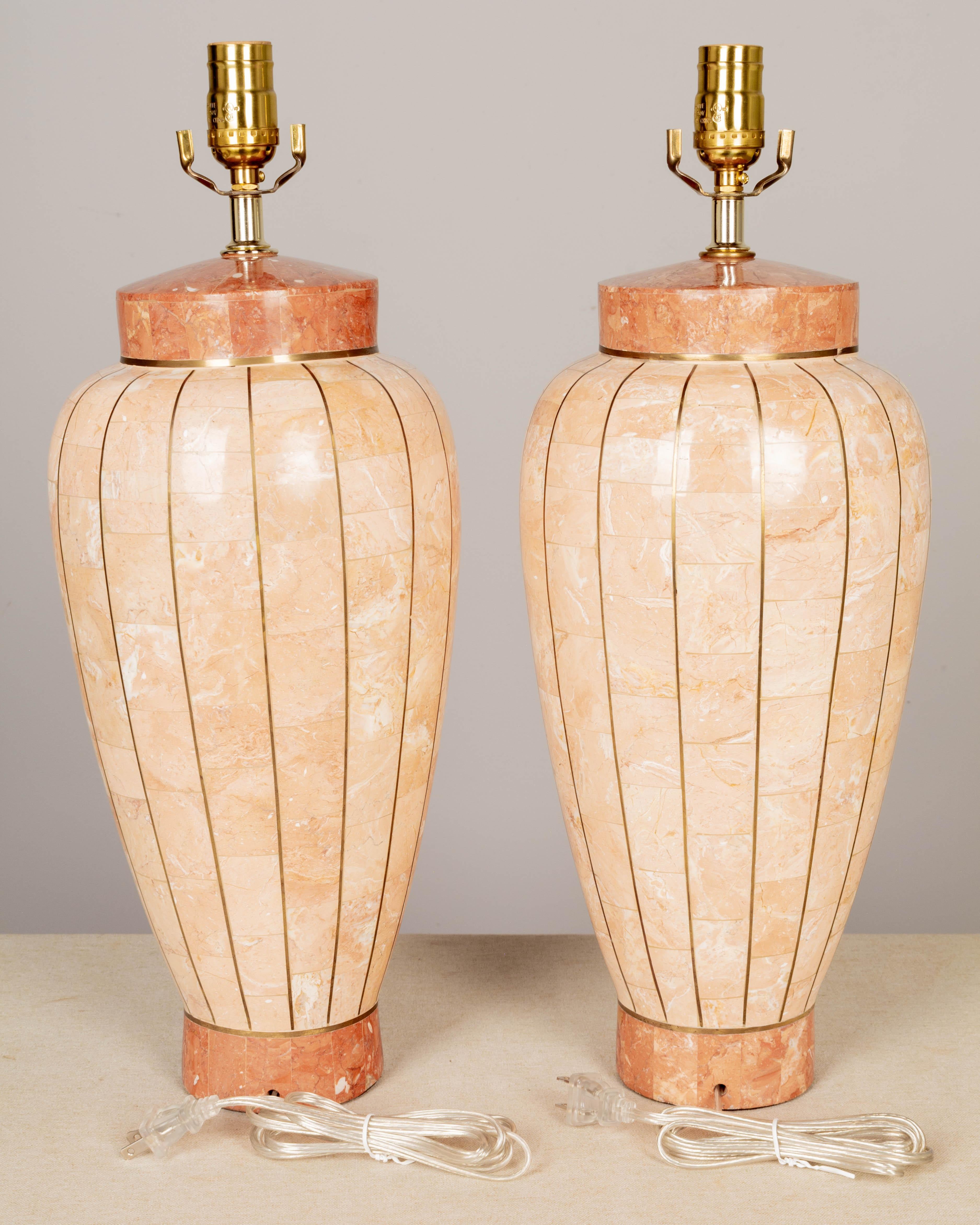 20ième siècle Paire de lampes de bureau Maitland Smith en pierre tessellée avec incrustation en laiton en vente