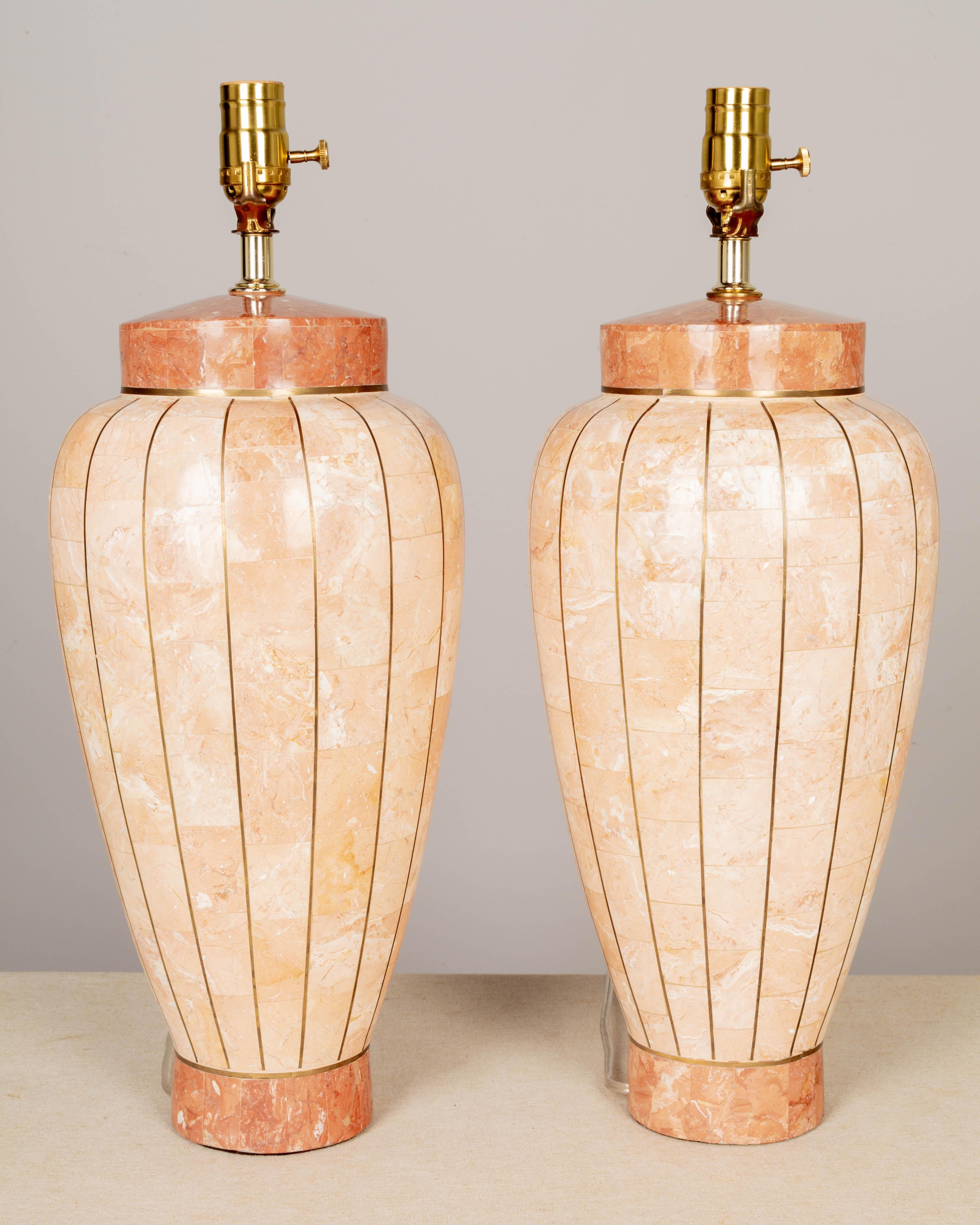 Marbre Paire de lampes de bureau Maitland Smith en pierre tessellée avec incrustation en laiton en vente
