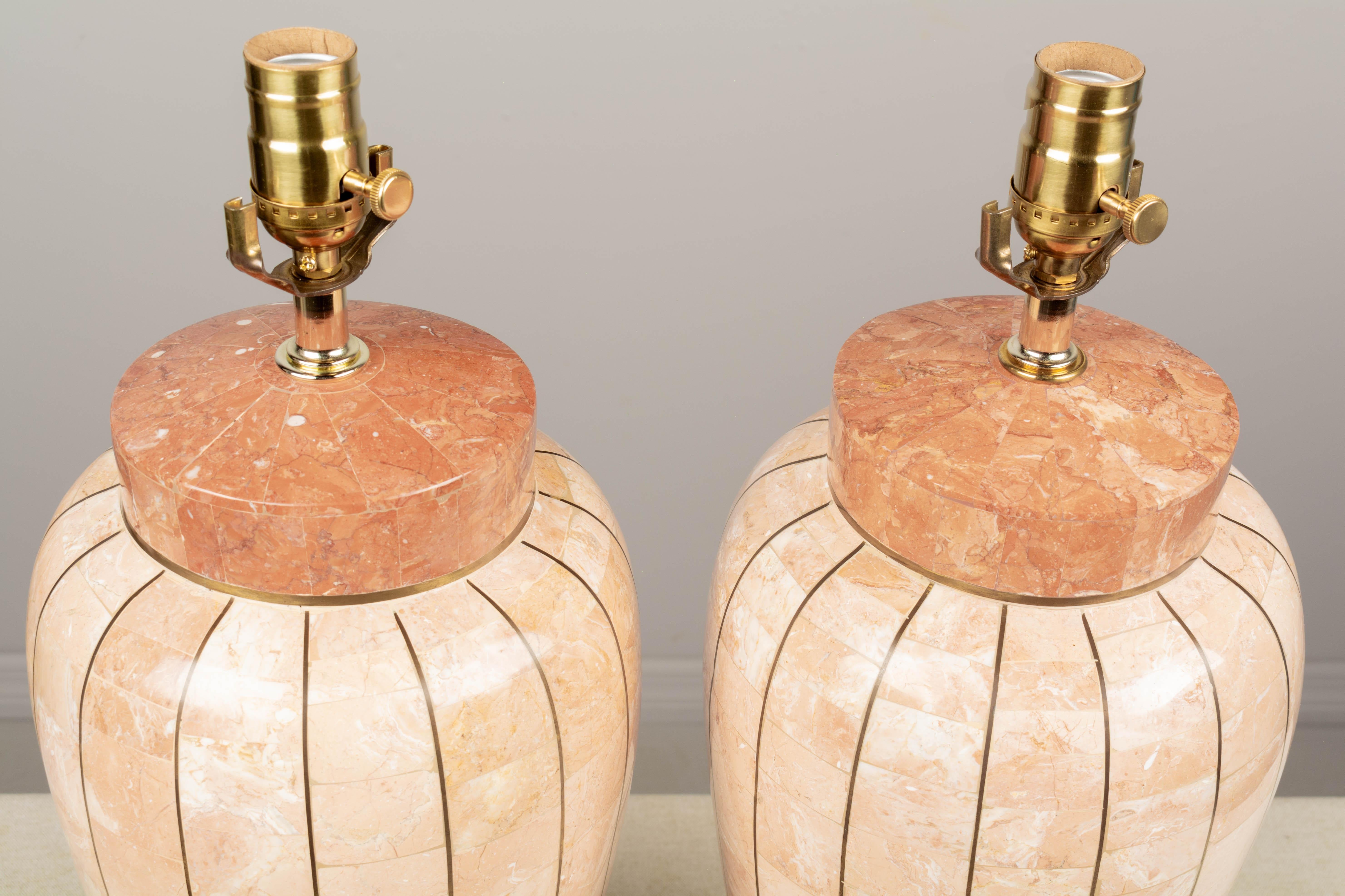 Paire de lampes de bureau Maitland Smith en pierre tessellée avec incrustation en laiton en vente 1