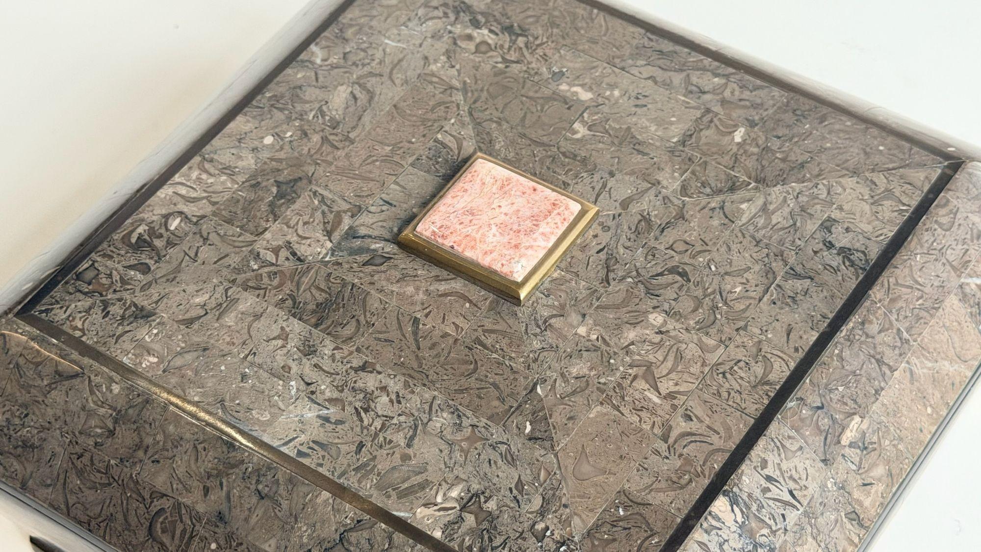 Postmoderne Boîte à bijoux/coiffeuse en laiton avec pierres tessellées, Maitland Smith, 1980 en vente