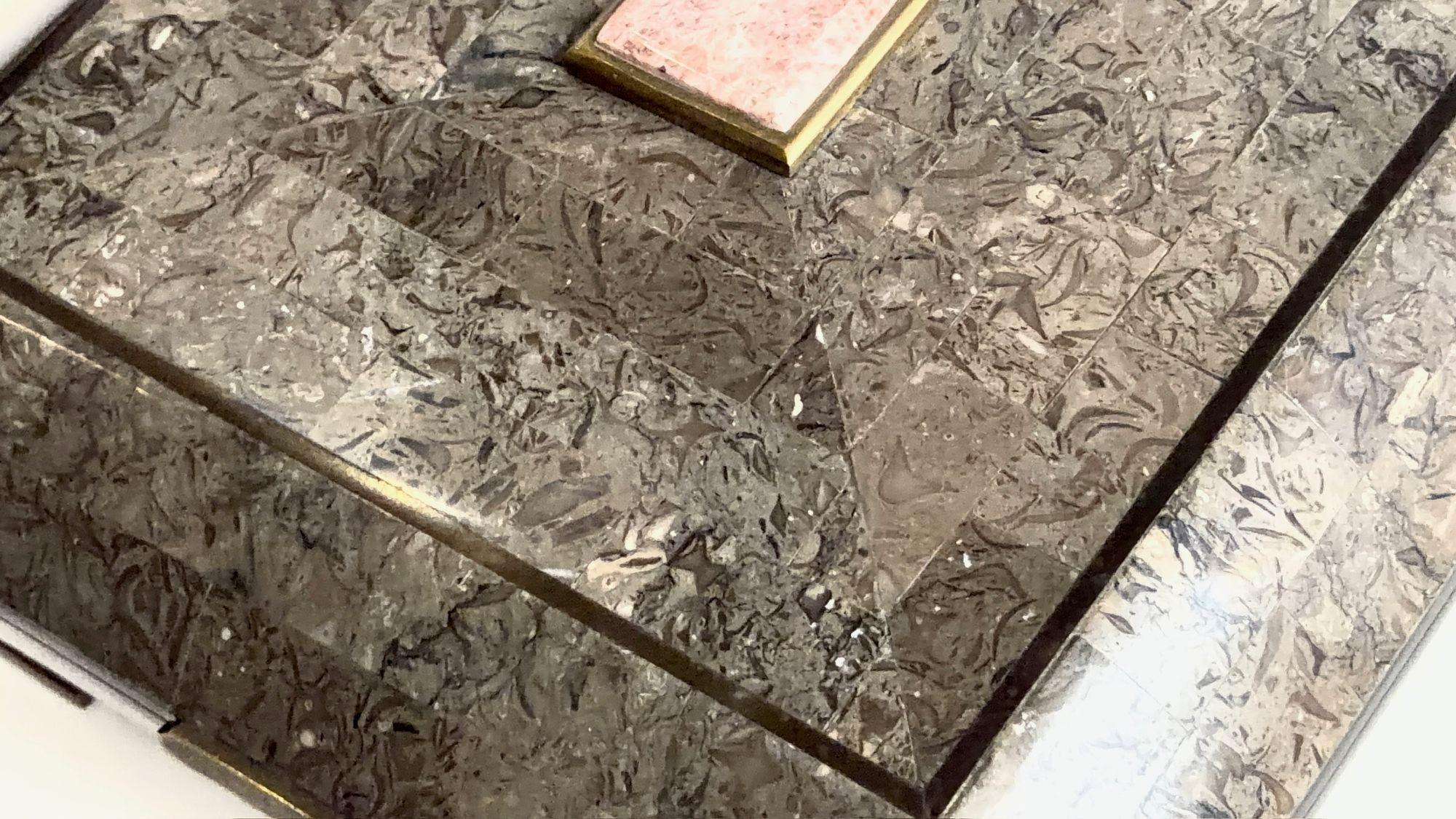 Philippin Boîte à bijoux/coiffeuse en laiton avec pierres tessellées, Maitland Smith, 1980 en vente