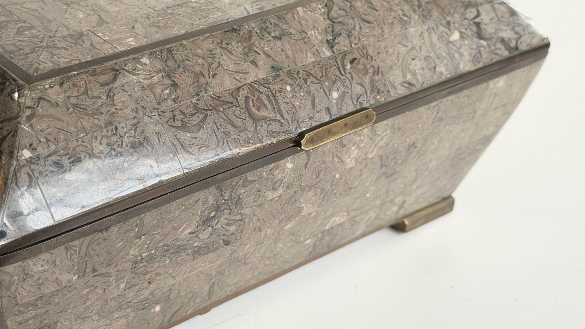 Boîte à bijoux/coiffeuse en laiton avec pierres tessellées, Maitland Smith, 1980 Bon état - En vente à Chicago, IL