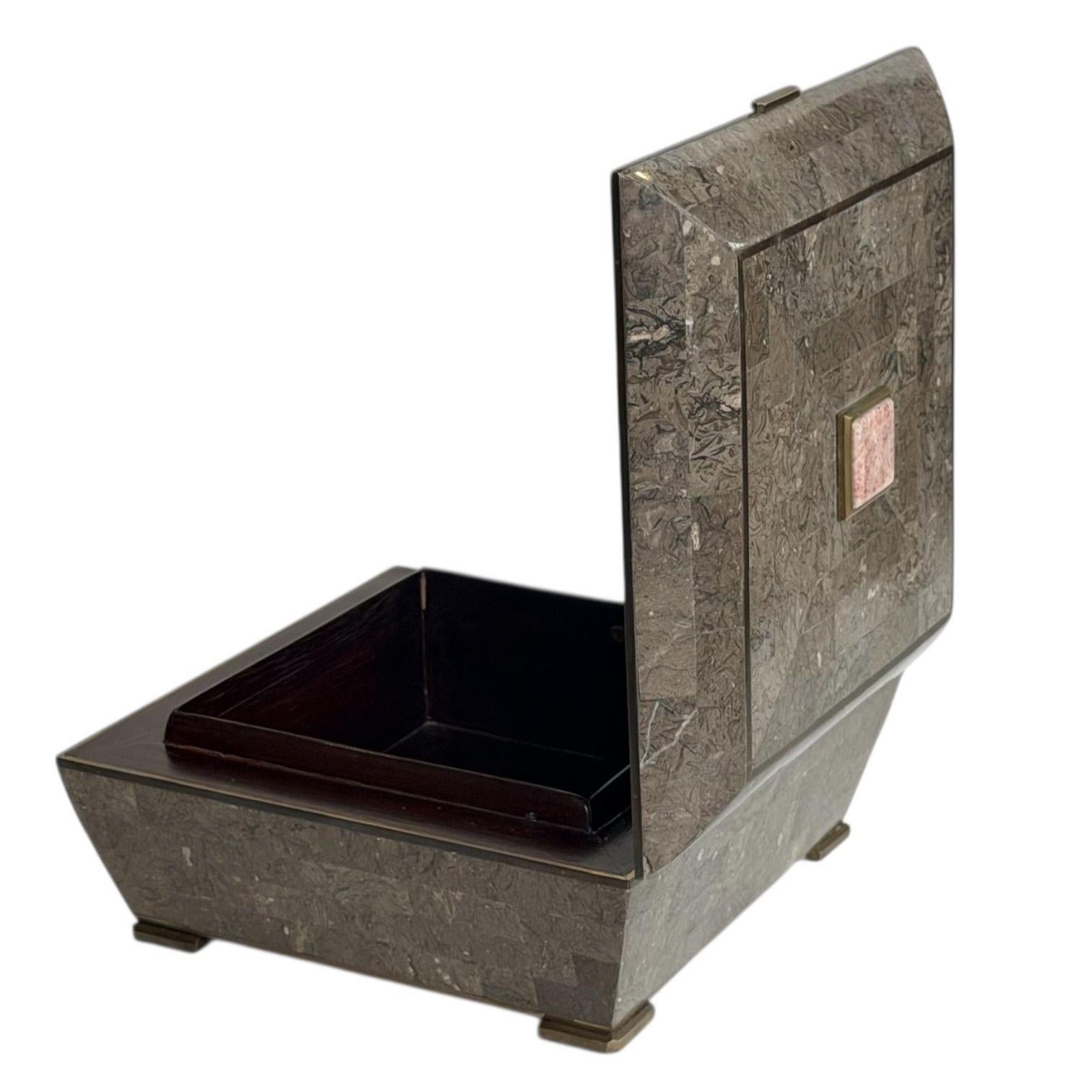 Fin du 20e siècle Boîte à bijoux/coiffeuse en laiton avec pierres tessellées, Maitland Smith, 1980 en vente