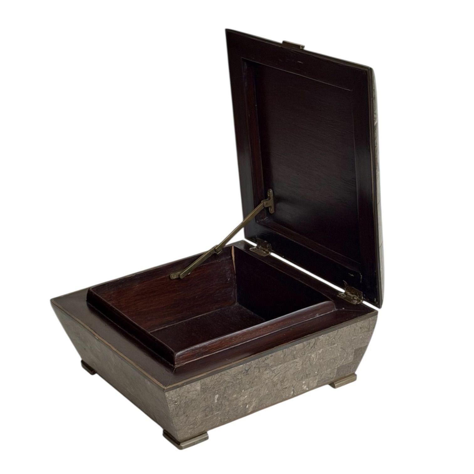 Laiton Boîte à bijoux/coiffeuse en laiton avec pierres tessellées, Maitland Smith, 1980 en vente