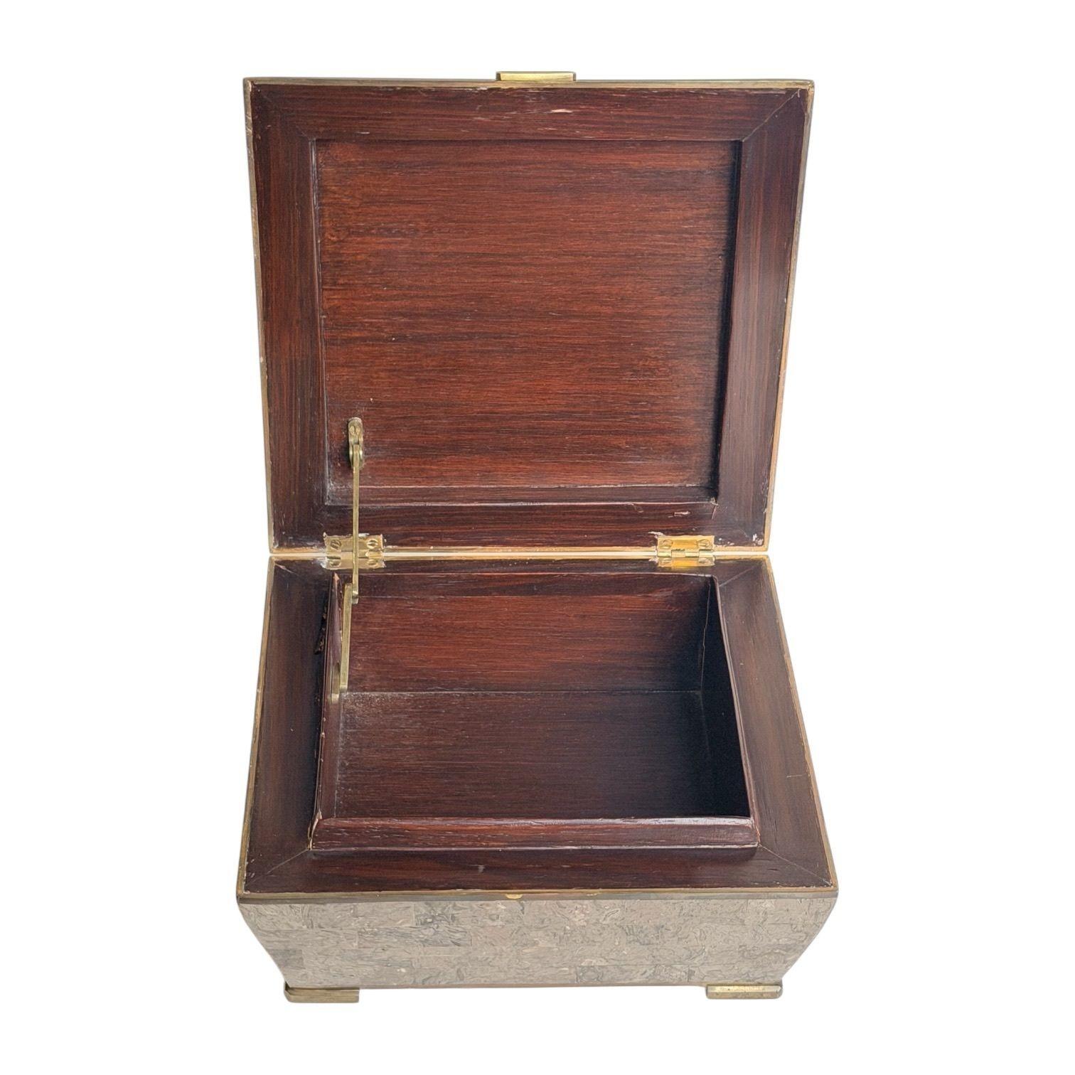 Boîte à bijoux/coiffeuse en laiton avec pierres tessellées, Maitland Smith, 1980 en vente 1