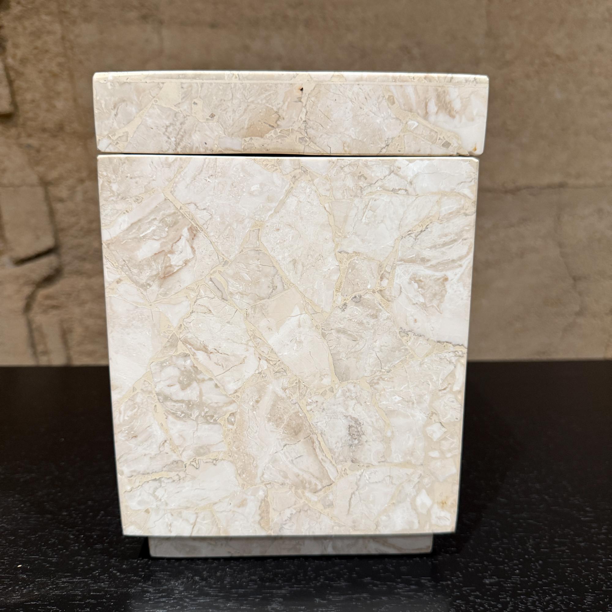 Pour votre considération, une boîte vintage attribuée à Maitland Smith (pas d'étiquette présente). Boîte carrée en pierre tessellée et laiton.  L'ère postmoderne. Couleurs dominantes : blanc cassé, vert et or (laiton). 

Dimensions : 9.13