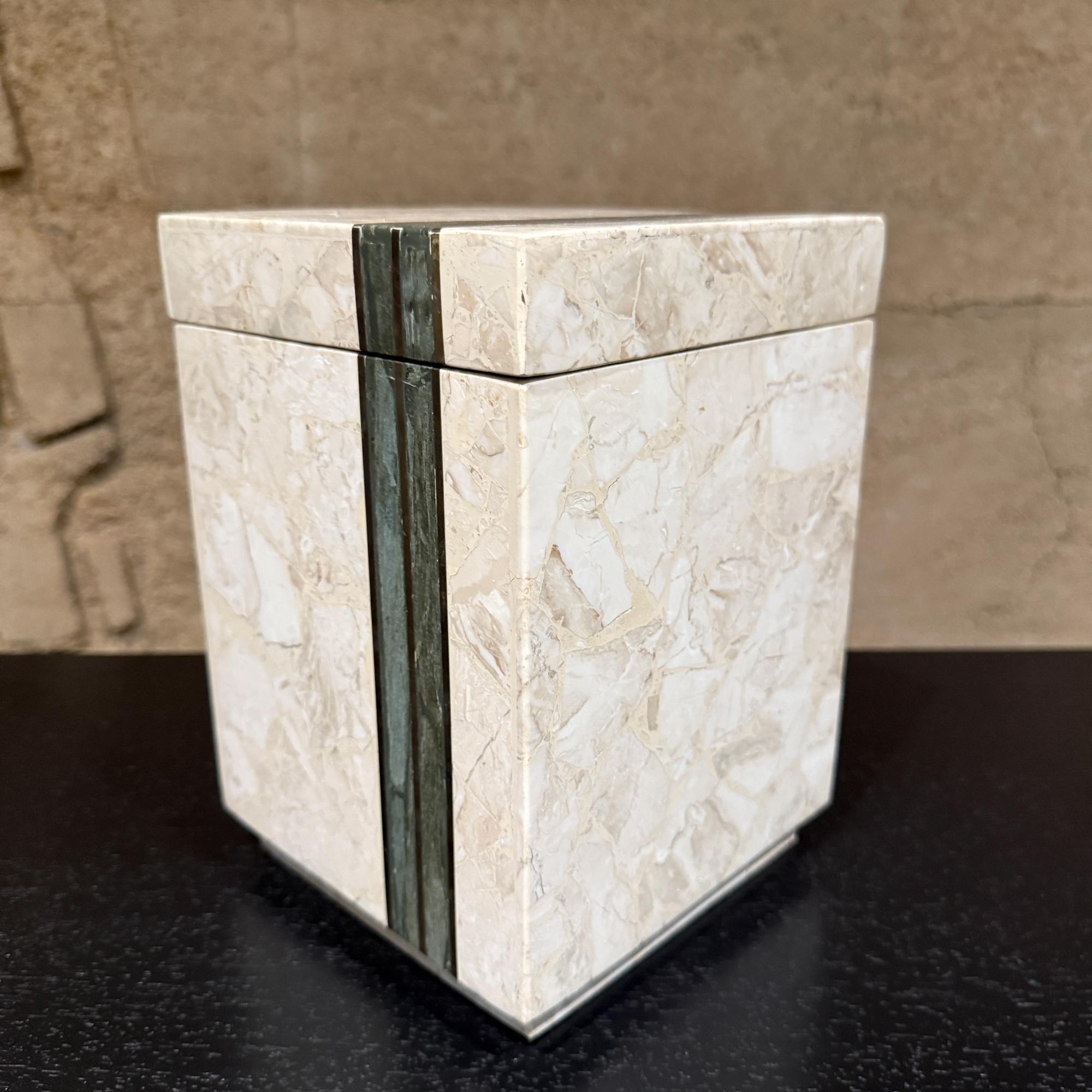 Maitland Smith Boîte carrée en pierre tessellée et laiton Postmoderne Bon état - En vente à Chula Vista, CA