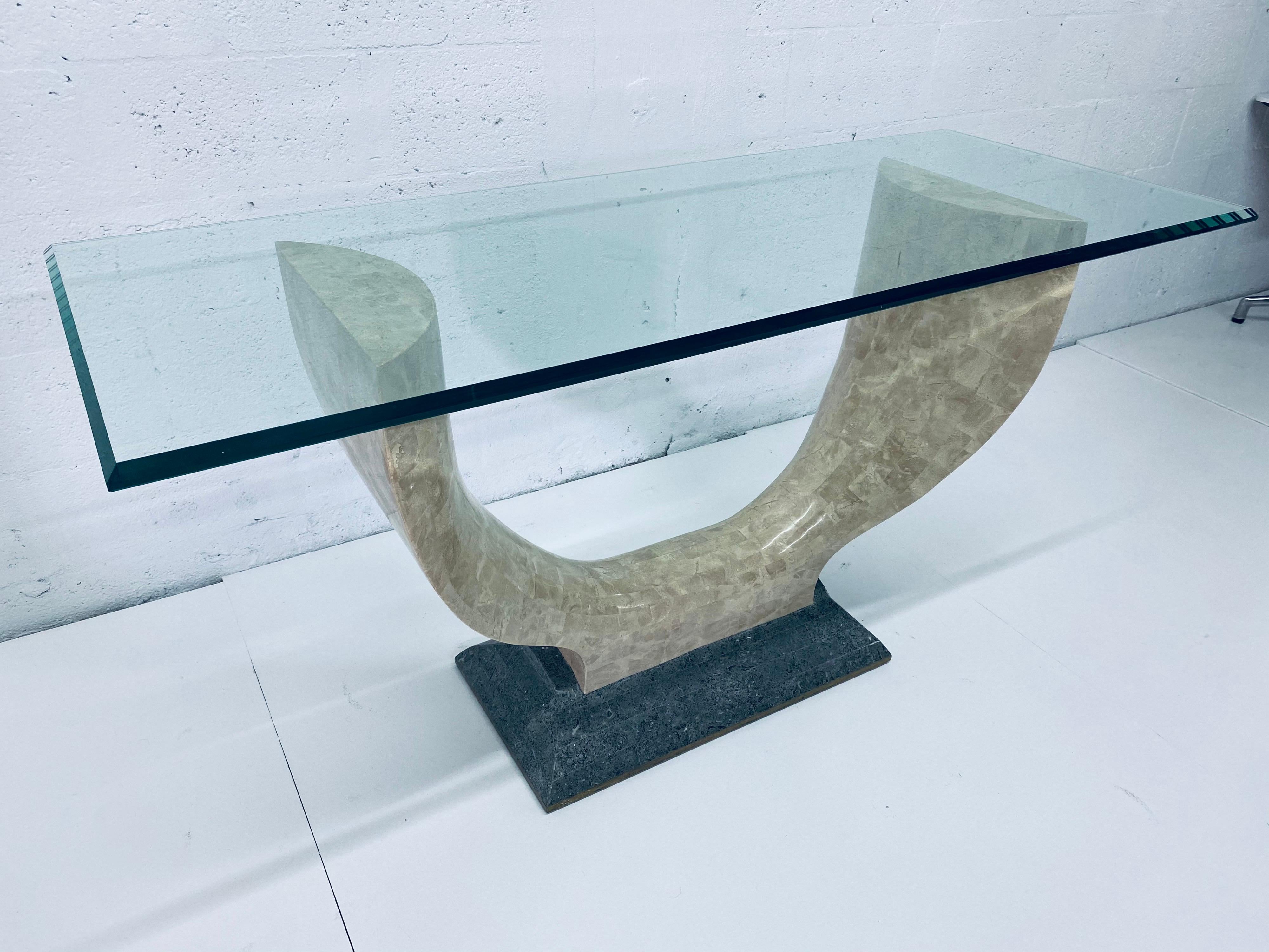 Mid-Century Modern Console Maitland Smith en pierre tessellée avec plateau en verre biseauté en vente