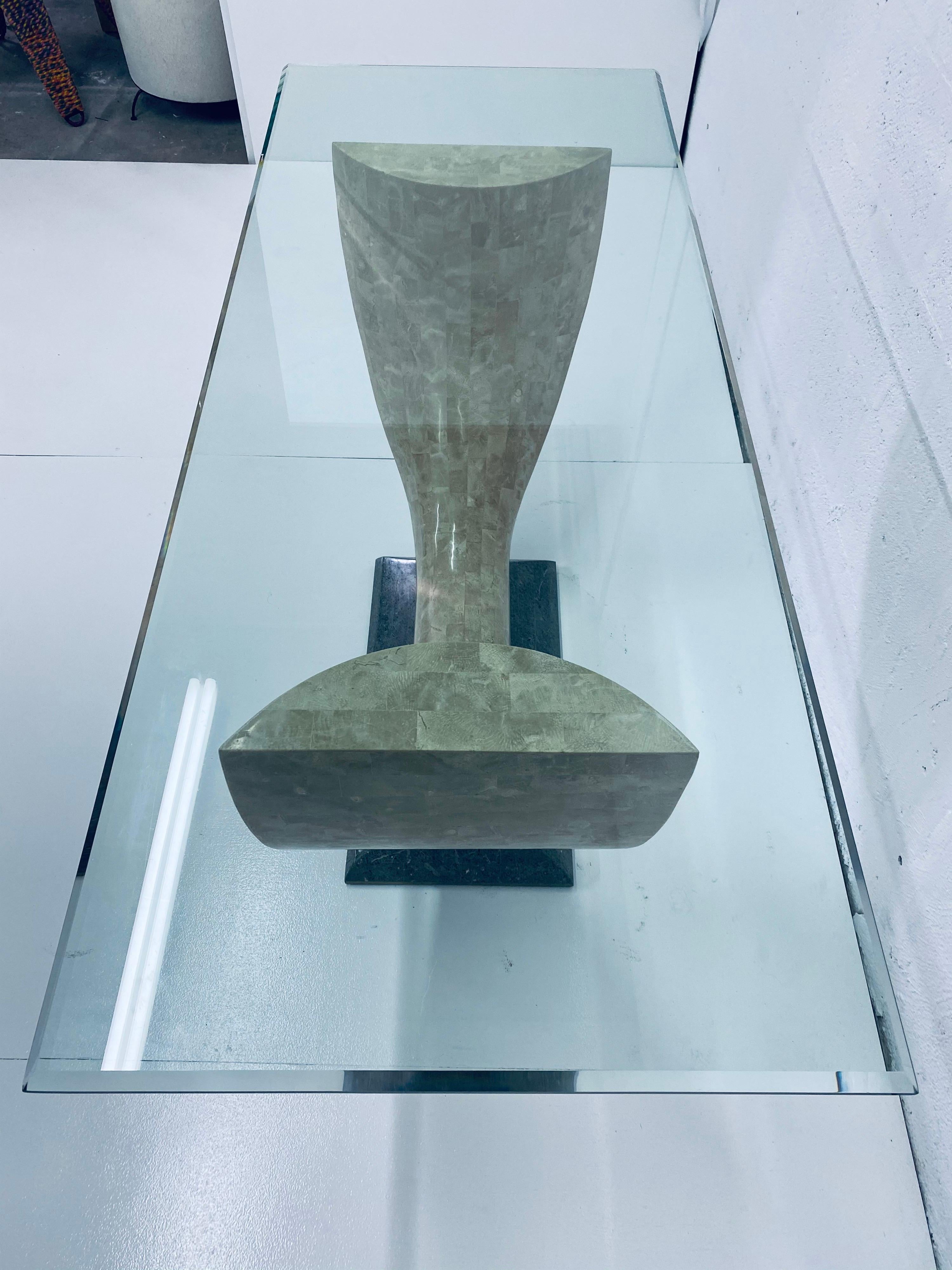20ième siècle Console Maitland Smith en pierre tessellée avec plateau en verre biseauté en vente