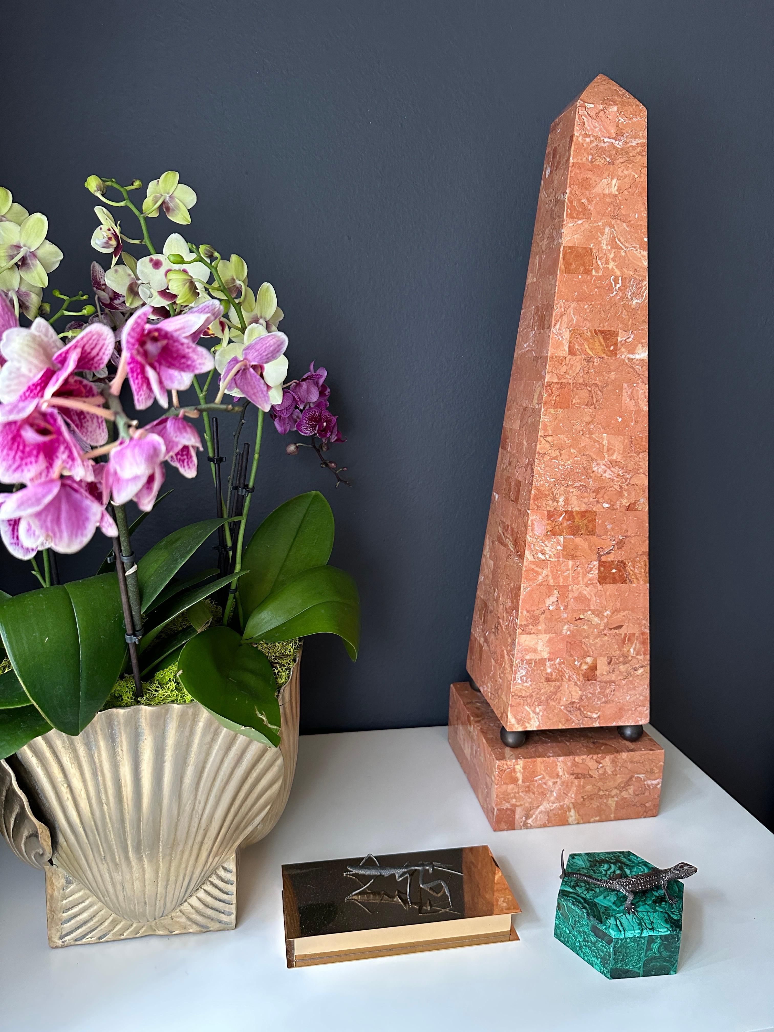 Fin du 20e siècle Obélisque en pierre tessellée Maitland Smith en saumon rose en vente