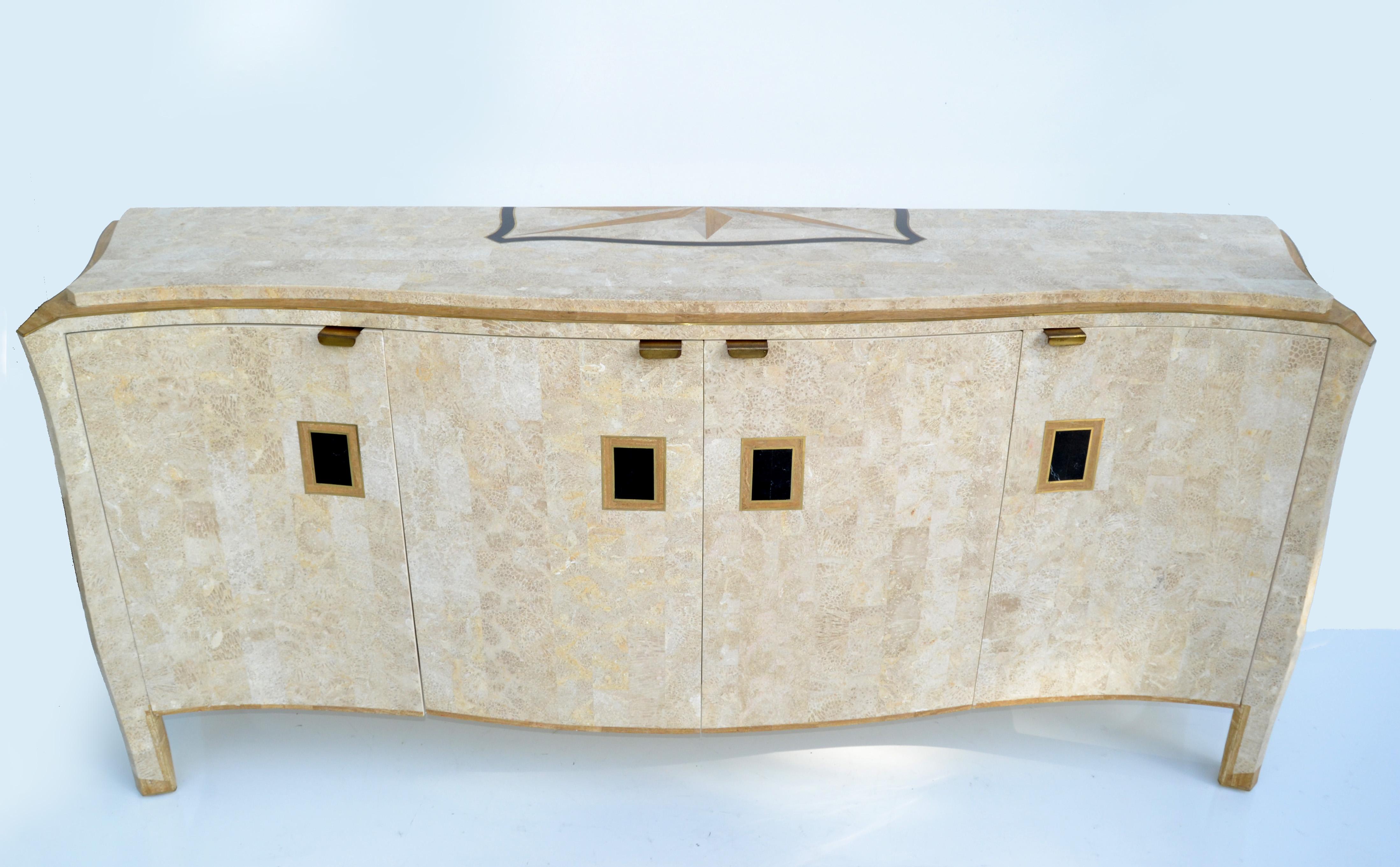 Monumental Credenza, Sideboard, Storage Cabinet by Maitland Smith Mid-Century Modern Design heavy solid crafted and made in the Philippines. 
Fabriqué en pierre tessellée sur du bois avec des poignées et des bordures en laiton ainsi que des