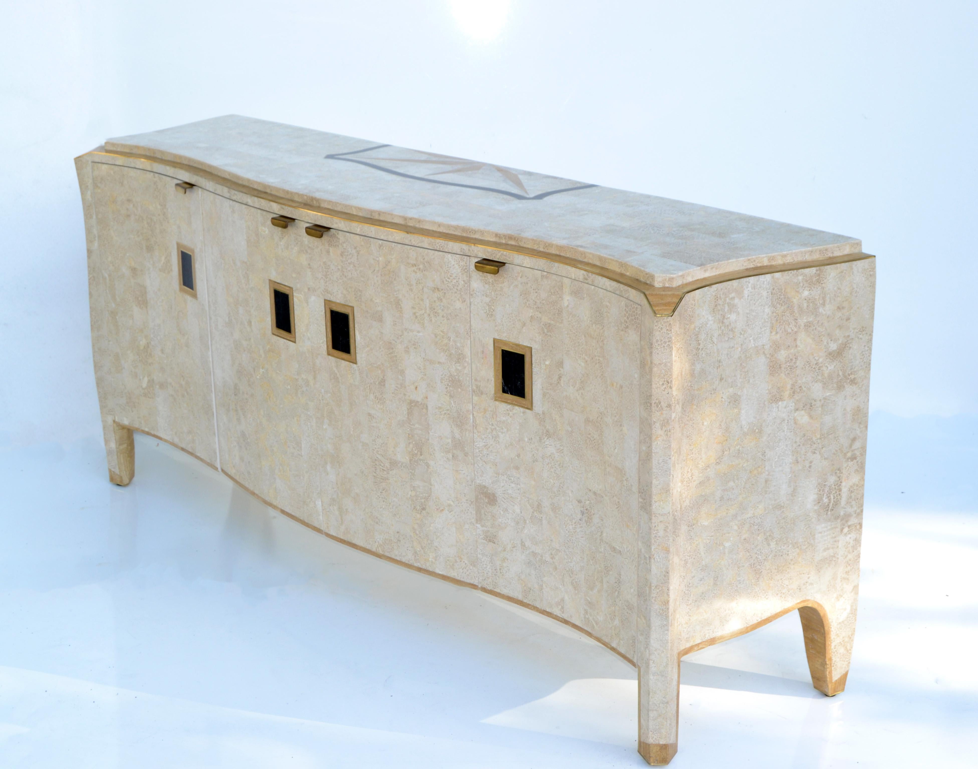 Maitland Smith Teselado Piedra sobre Madera 4 Puertas Credenza Aparador Armario 80 Moderno de mediados de siglo en venta