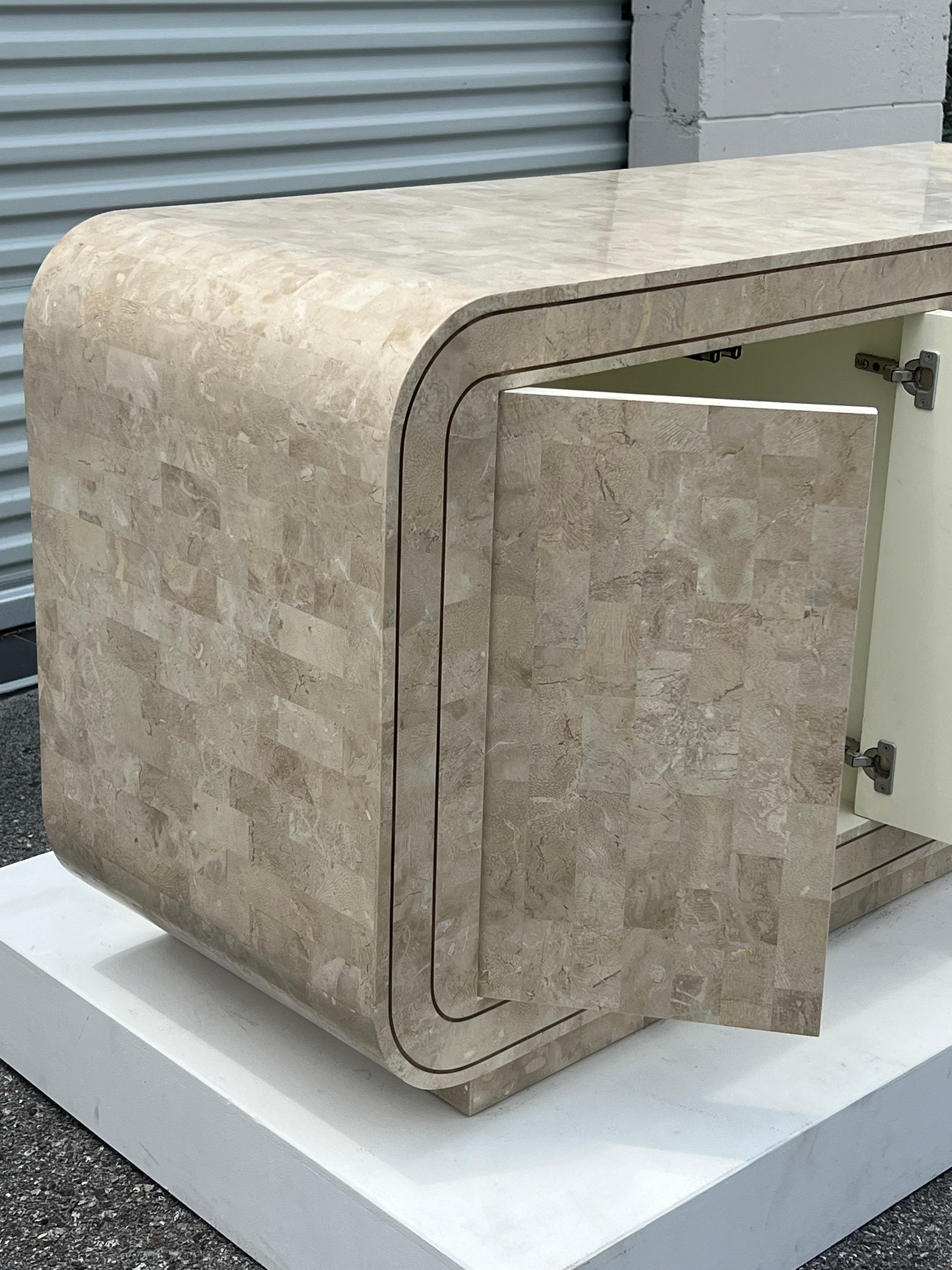 Credenza arrotondata in pietra tessellata di Maitland Smith con dettagli in ottone del 1980 in vendita 6