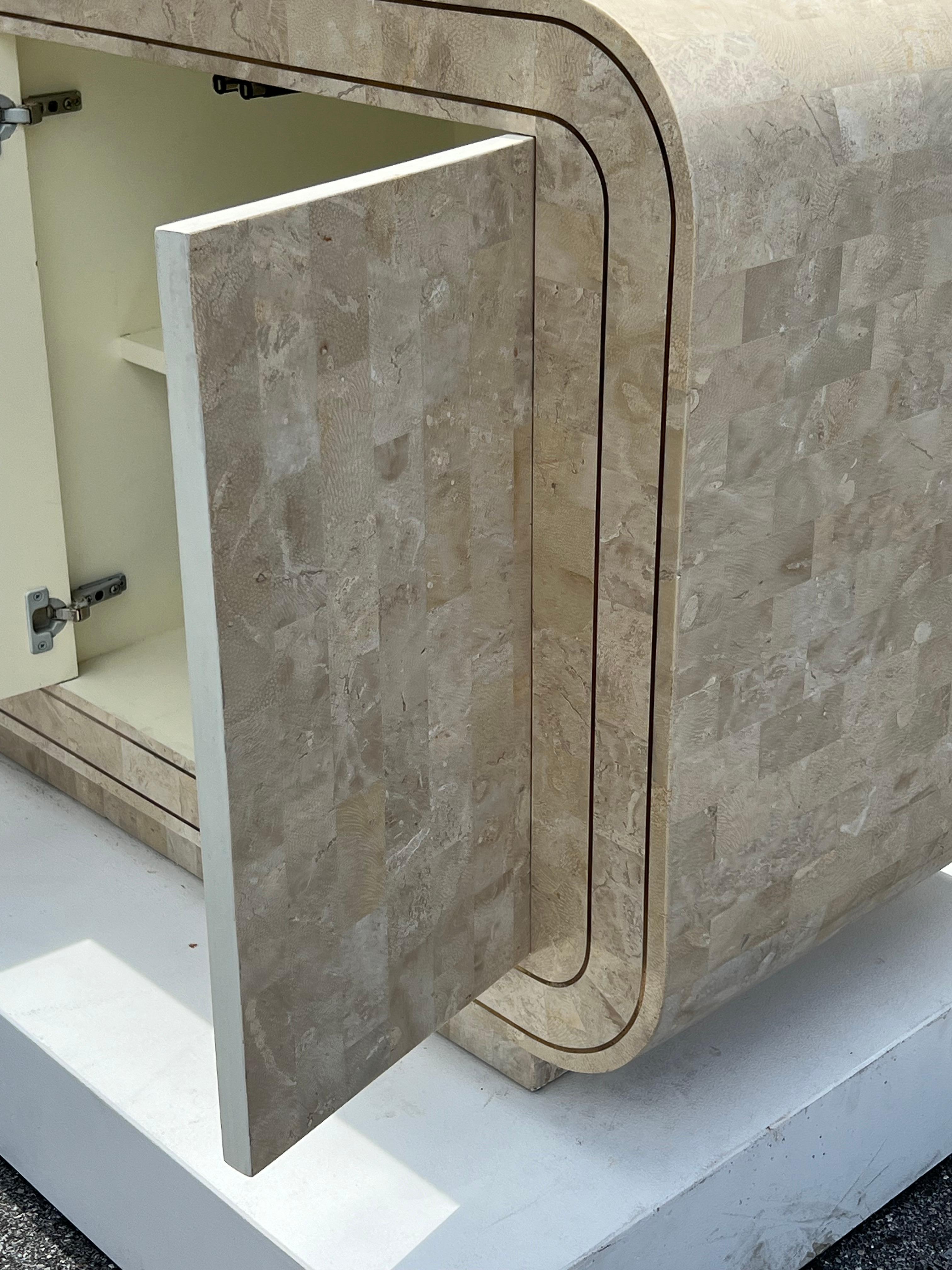 Credenza arrotondata in pietra tessellata di Maitland Smith con dettagli in ottone del 1980 in vendita 7