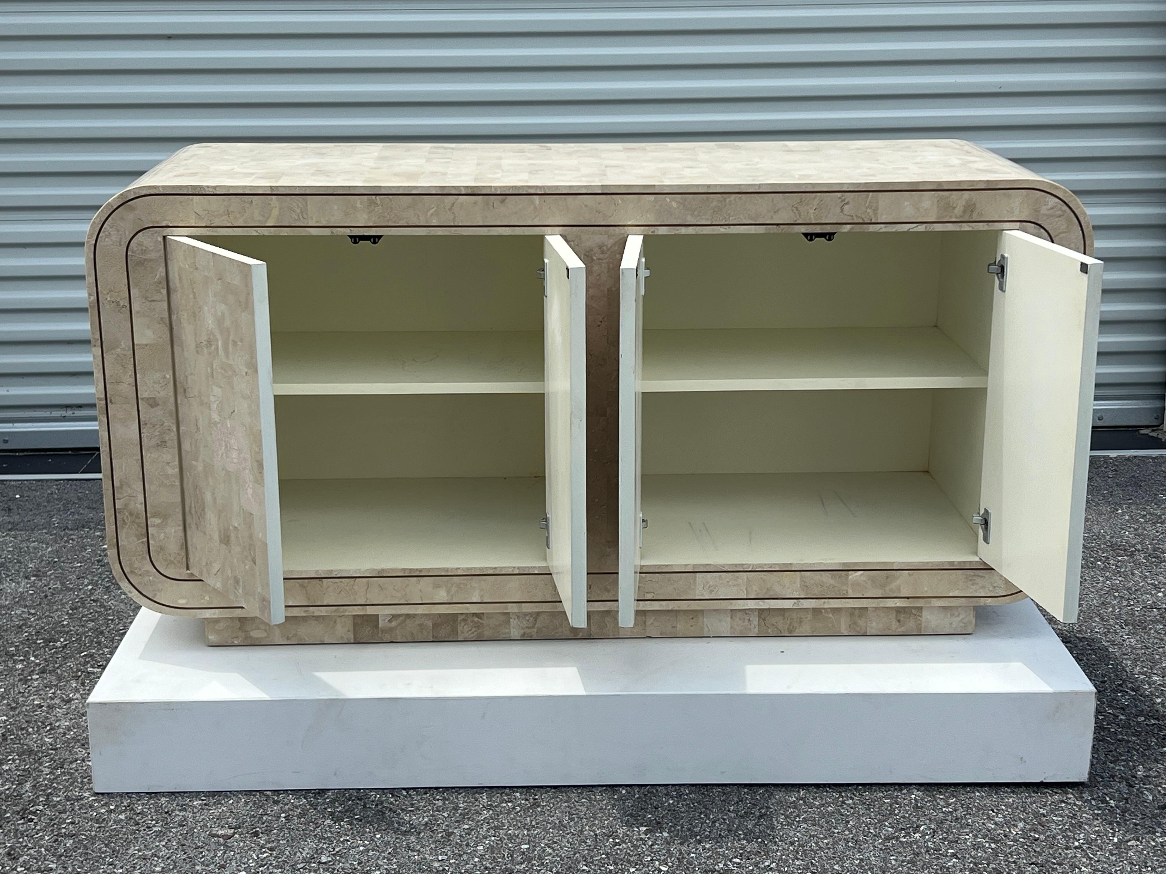 Credenza arrotondata in pietra tessellata di Maitland Smith con dettagli in ottone del 1980 in vendita 8