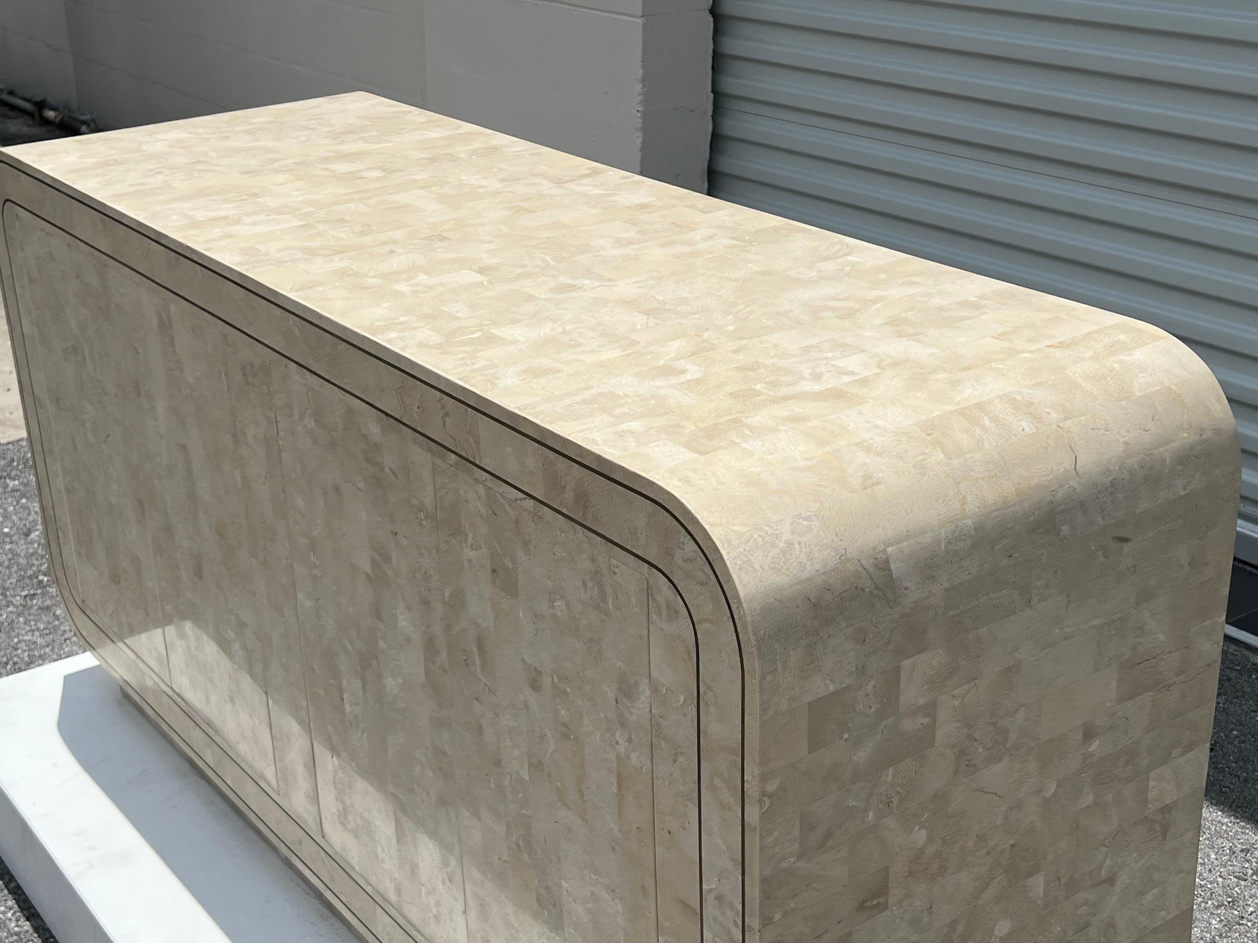 Credenza arrotondata in pietra tessellata di Maitland Smith con dettagli in ottone del 1980 in vendita 10