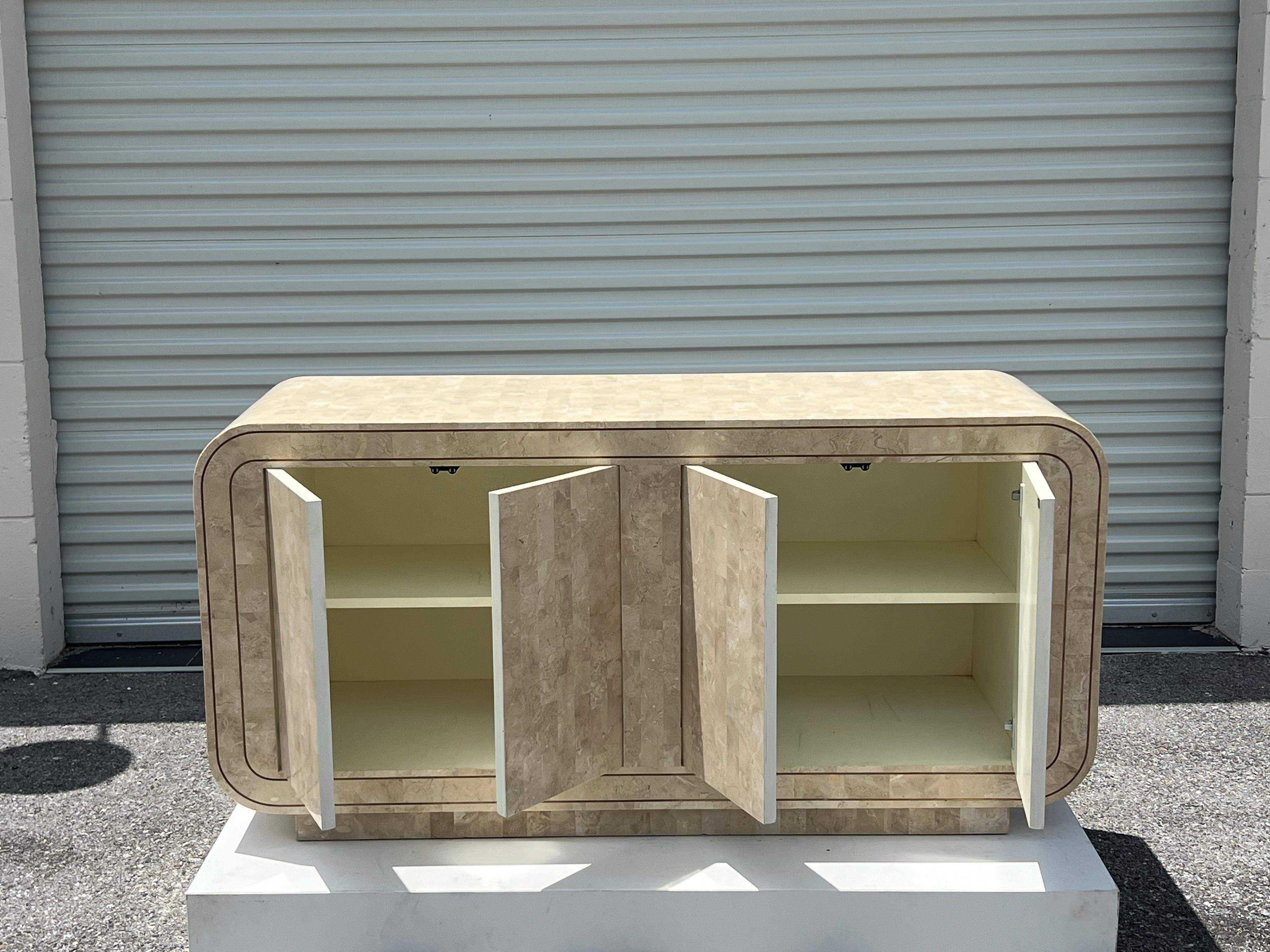 Credenza arrotondata in pietra tessellata di Maitland Smith con dettagli in ottone del 1980 in vendita 11