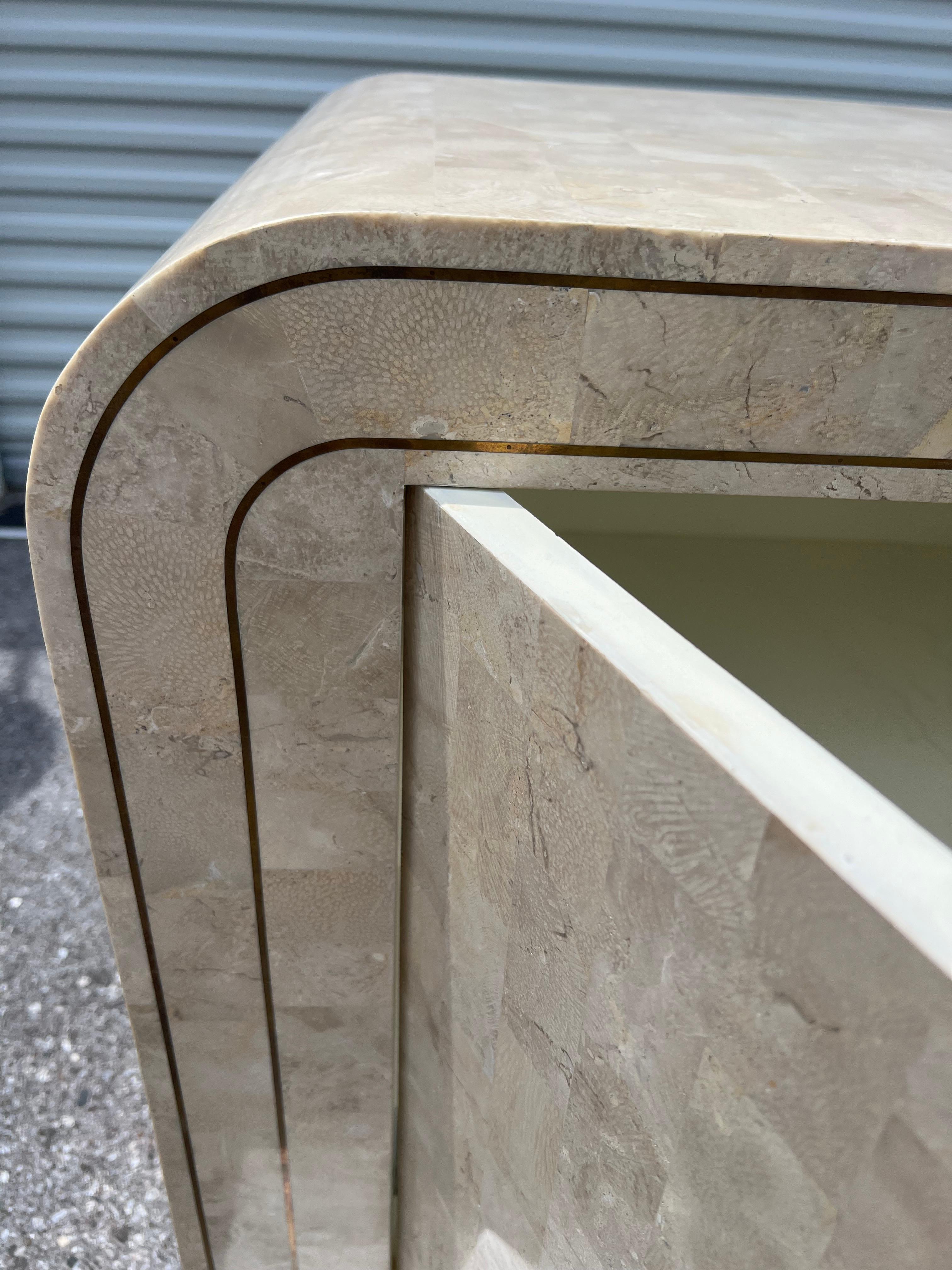 Credenza arrotondata in pietra tessellata di Maitland Smith con dettagli in ottone del 1980 in vendita 12