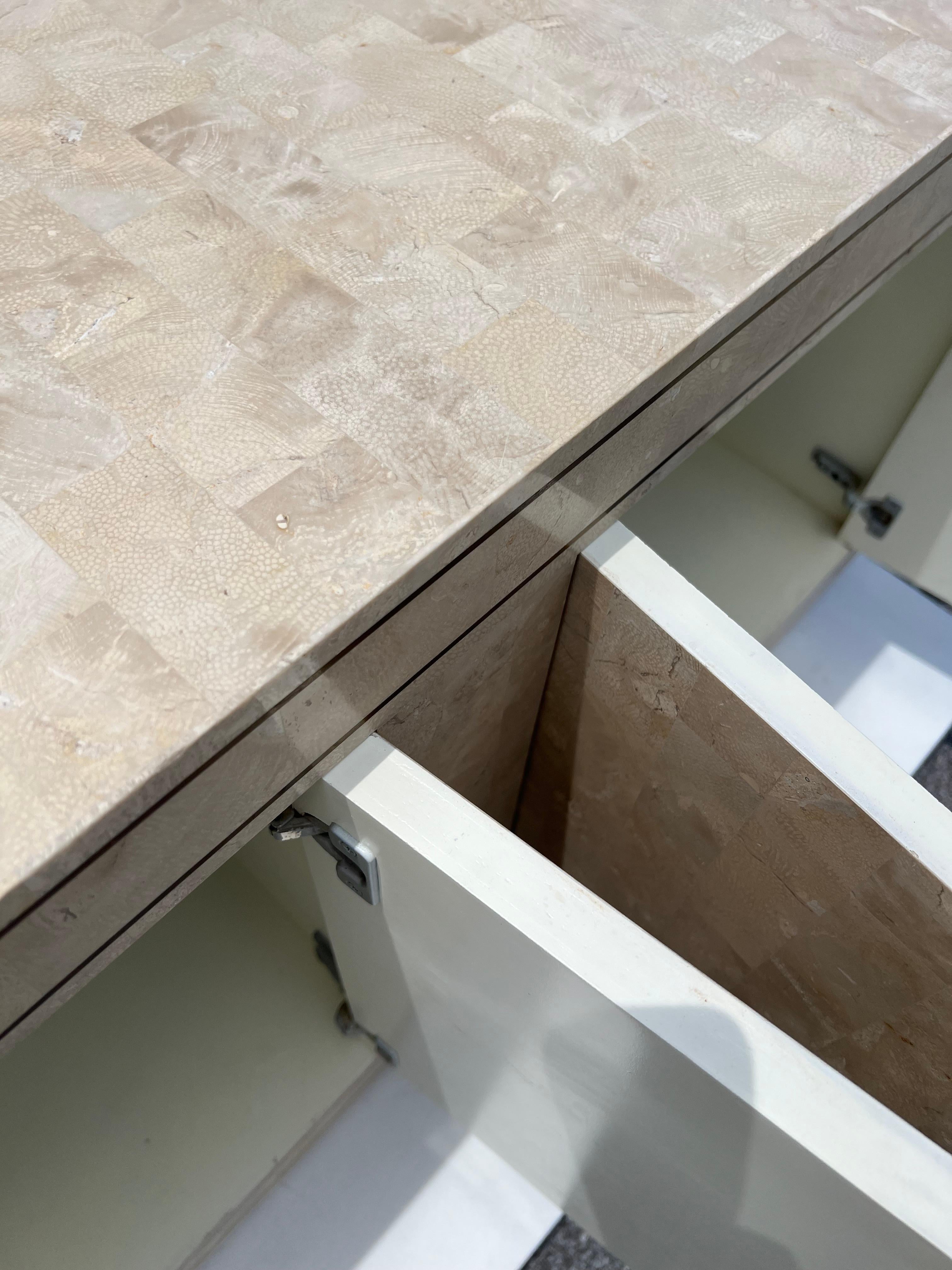 Credenza arrotondata in pietra tessellata di Maitland Smith con dettagli in ottone del 1980 in vendita 13