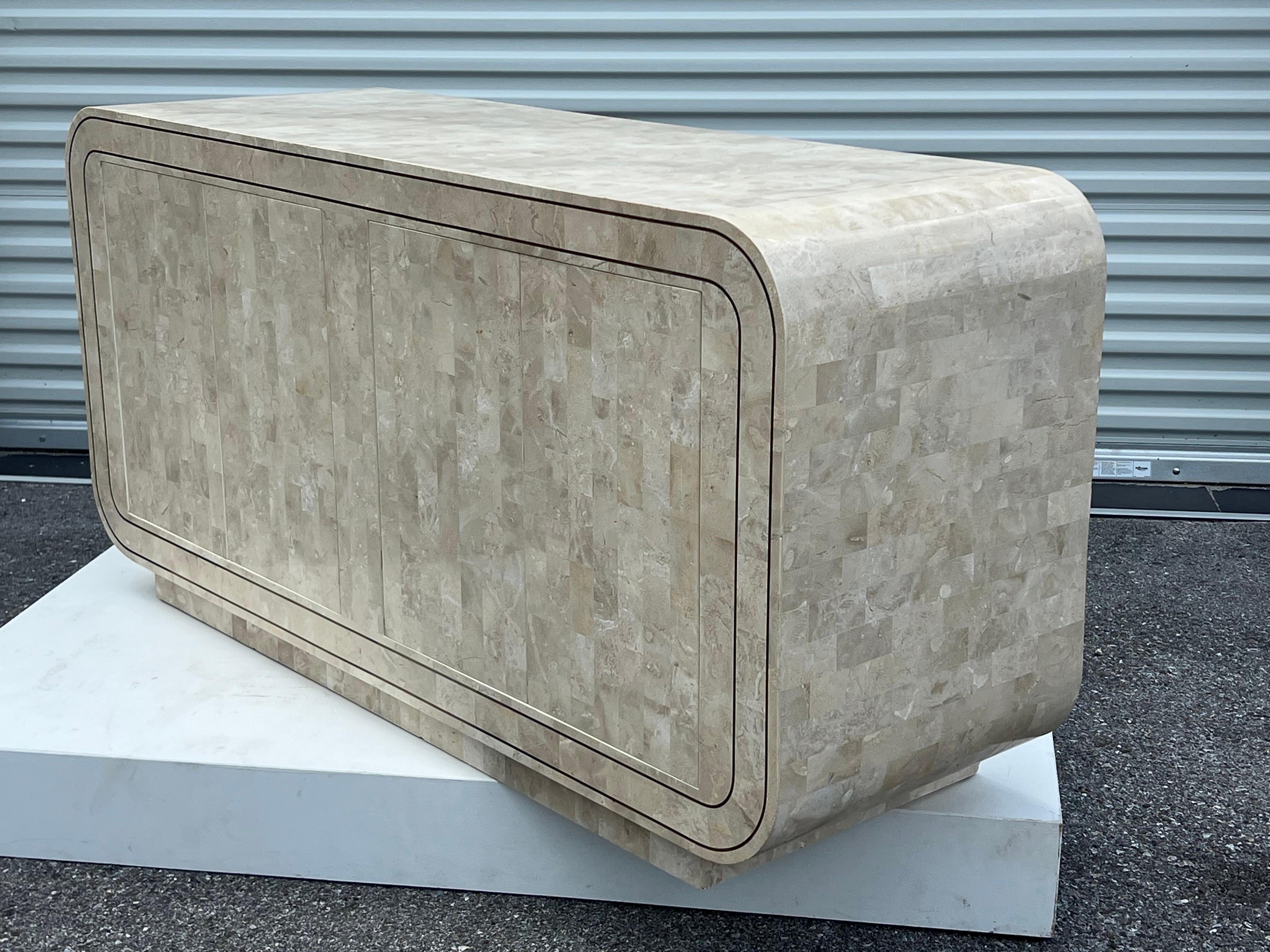 Postmoderno Credenza arrotondata in pietra tessellata di Maitland Smith con dettagli in ottone del 1980 in vendita