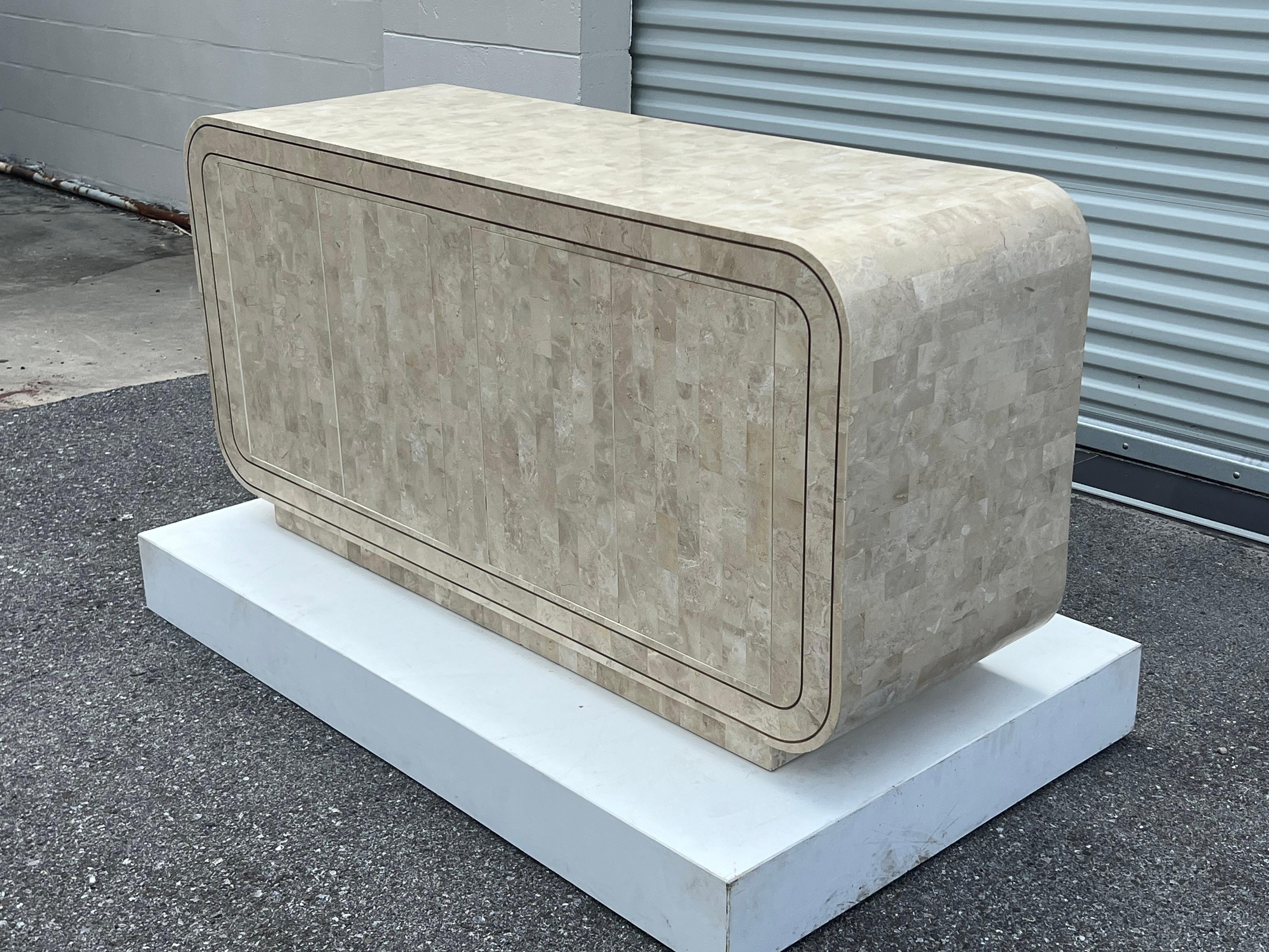 Filippino Credenza arrotondata in pietra tessellata di Maitland Smith con dettagli in ottone del 1980 in vendita