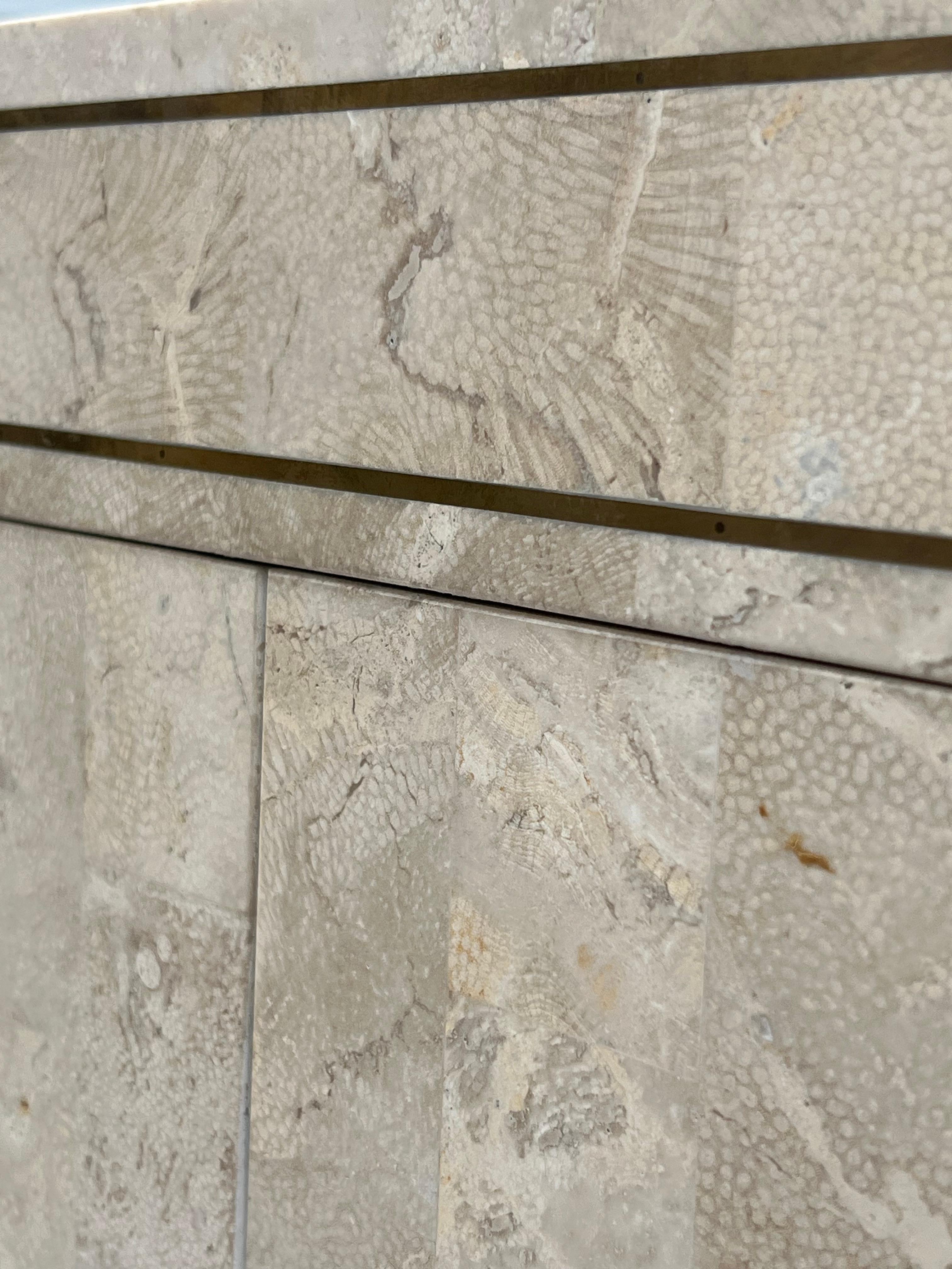 Credenza arrotondata in pietra tessellata di Maitland Smith con dettagli in ottone del 1980 In condizioni buone in vendita a St.Petersburg, FL