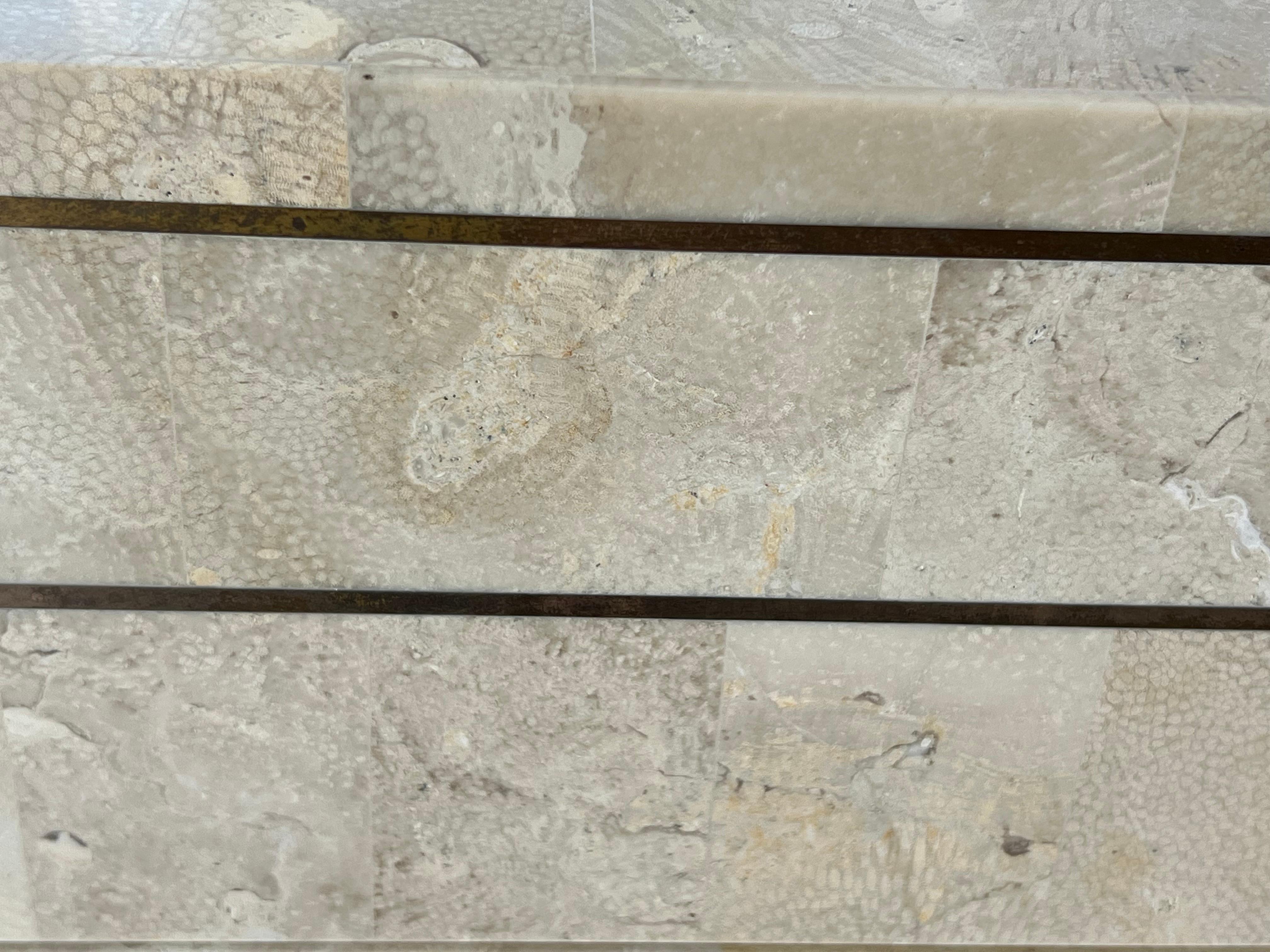 Pietra Credenza arrotondata in pietra tessellata di Maitland Smith con dettagli in ottone del 1980 in vendita