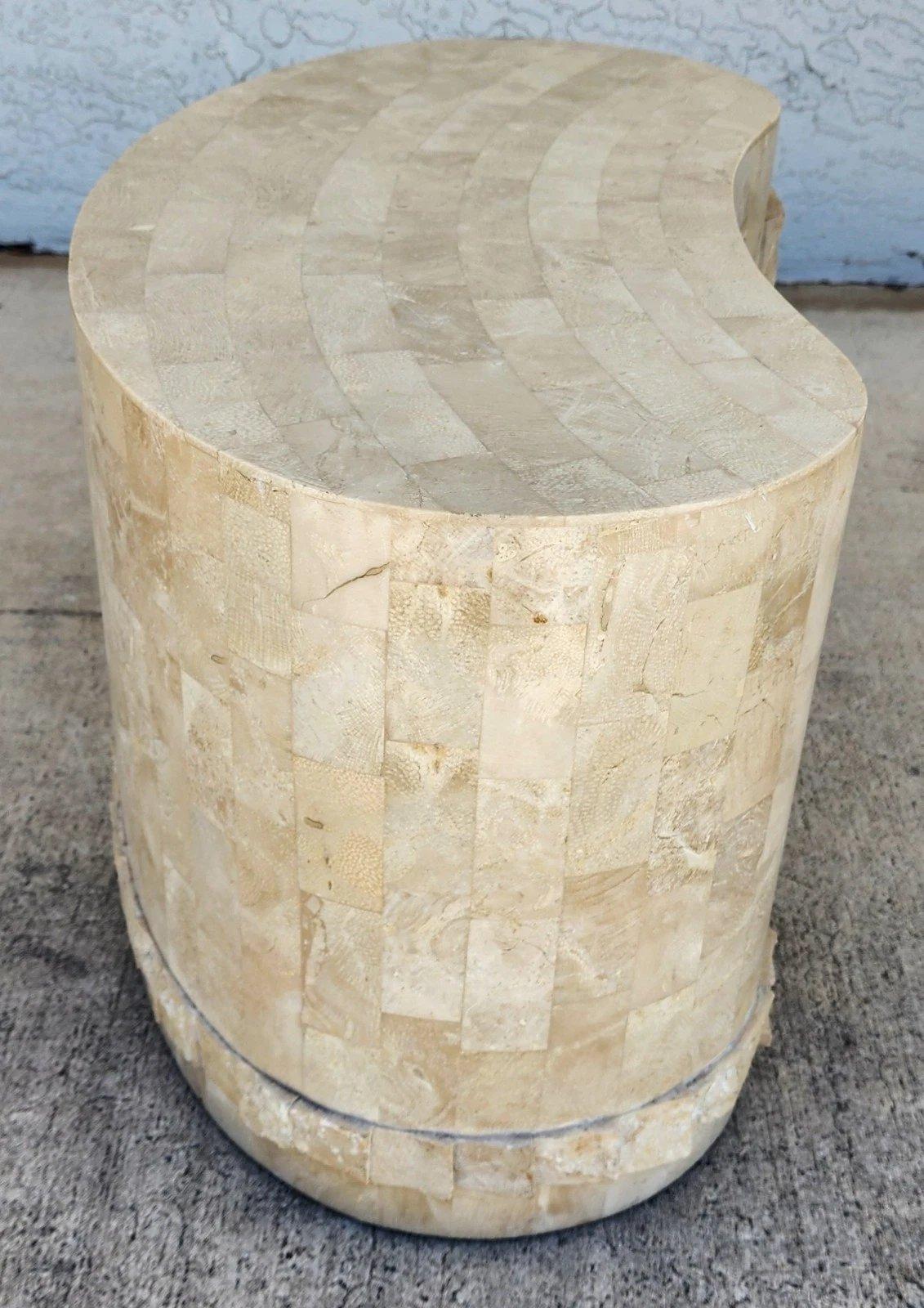 Maitland Smith Skulpturaler Beistelltisch aus Stein mit Mosaikmuster im Angebot 1