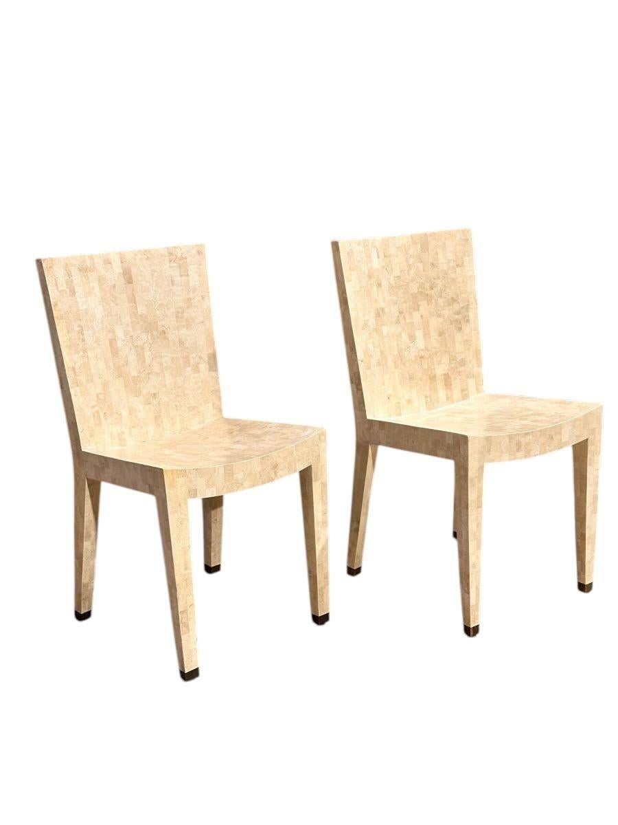 Paire de chaises d'appoint en pierre tessellée de Maitland Smith, avec pieds plafonnés en laiton, années 1960.
Mesure 36