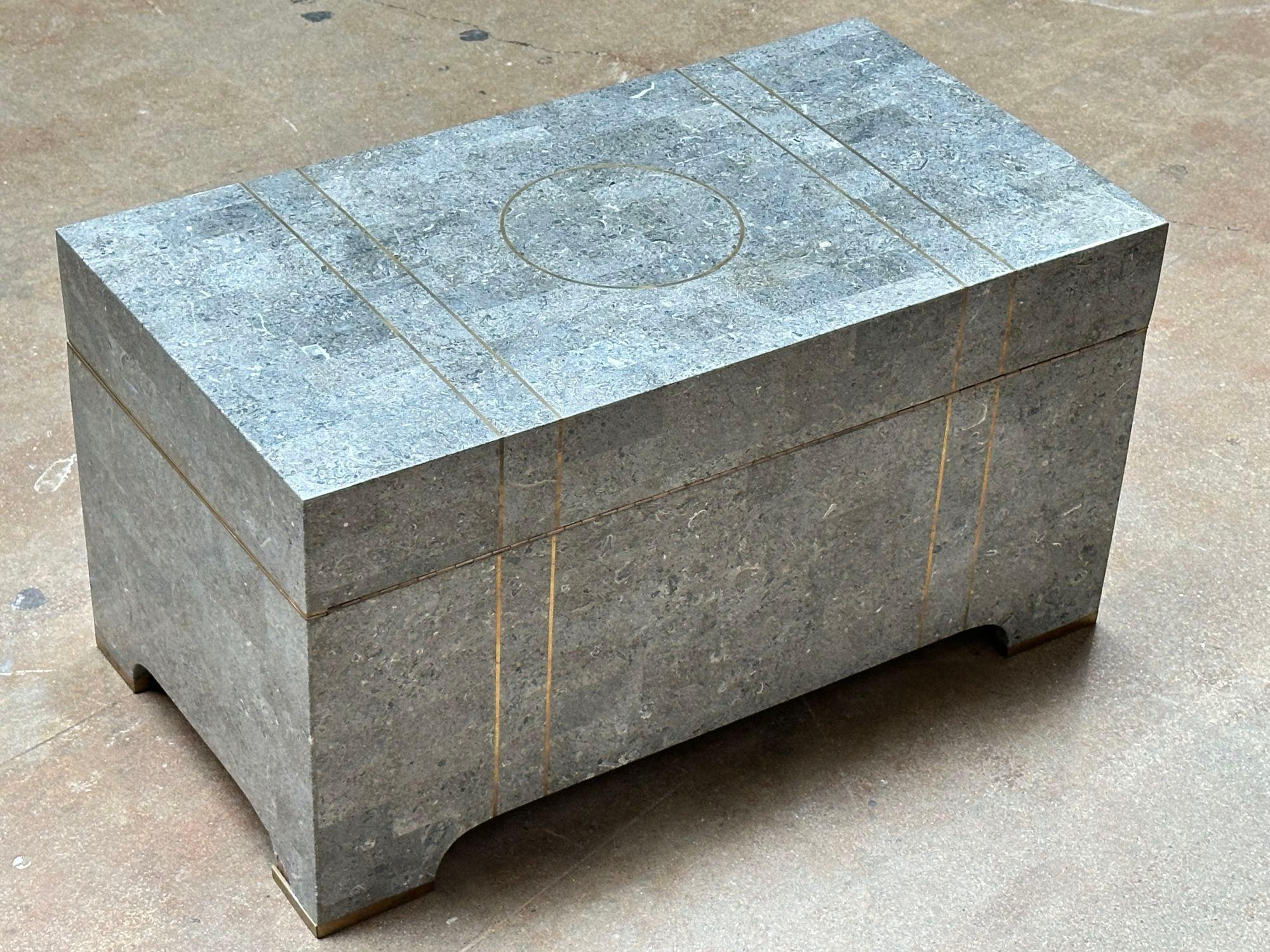 Baule in pietra tessellata di Maitland Smith con intarsi in ottone, 1980. Condizioni originali
Misura 30