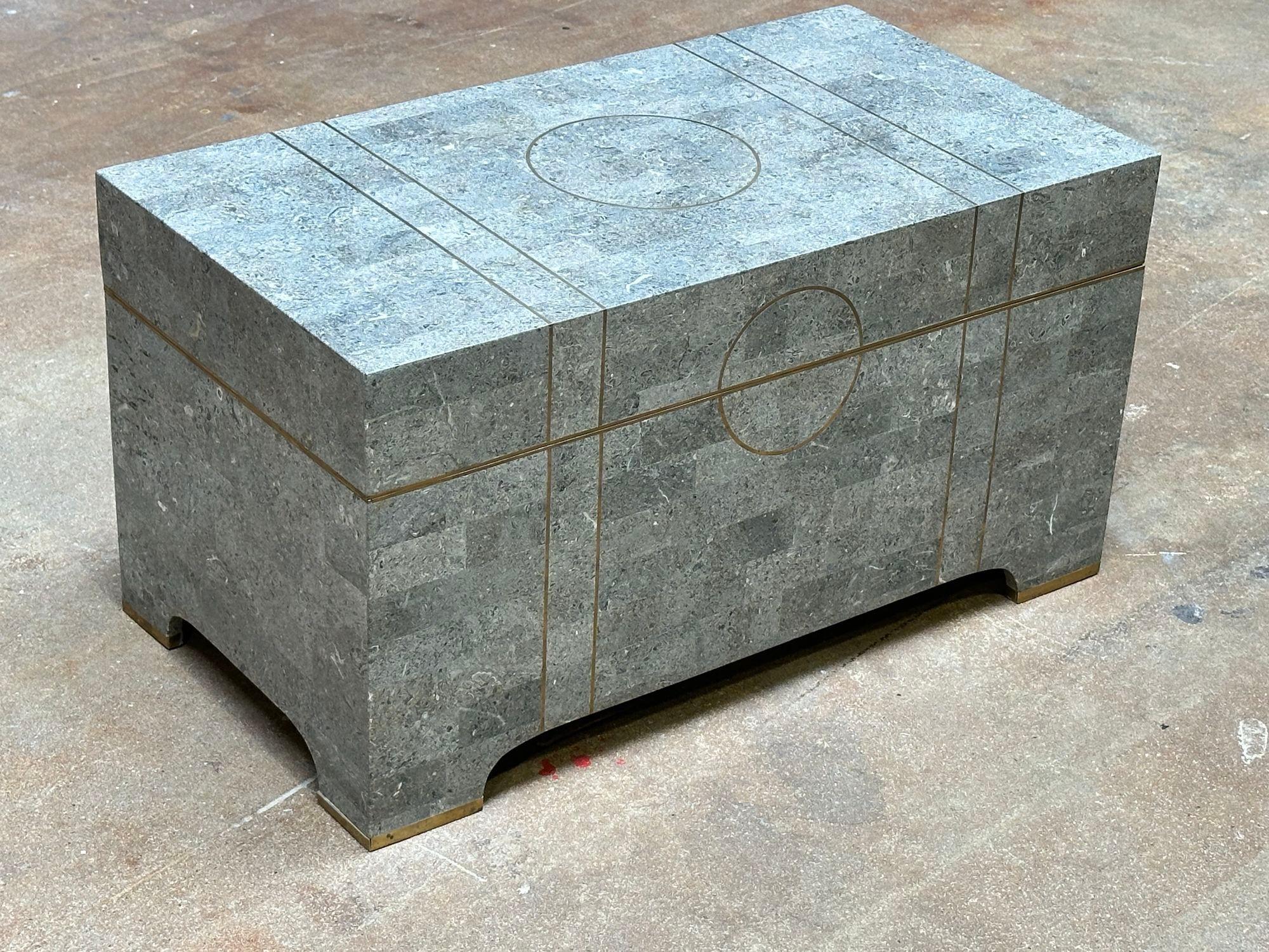 Postmoderno Baule in pietra tessellata di Maitland Smith con intarsi in ottone, 1980 in vendita